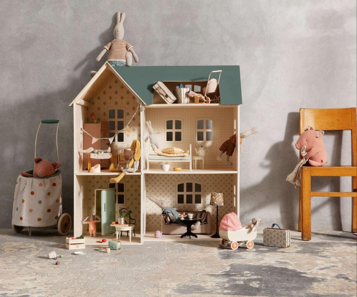 Maileg Puppenhaus für Hasen und Mäuse. Spielwelten aus skandinavien mit den beliebten Maileg Puppenhausmöbeln.