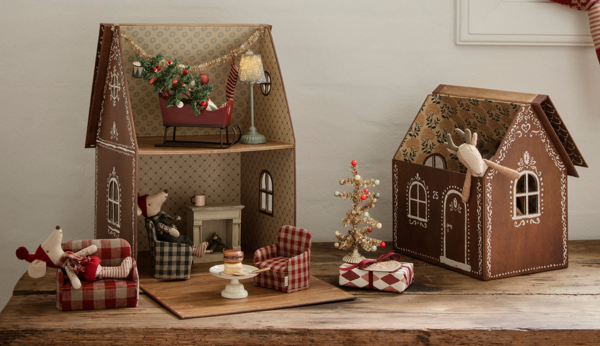 Maileg Weihnachtsartikel mit Gingerbread Haus, Weihnachtsmäusen und Dekoration aus der Maileg Welt.
