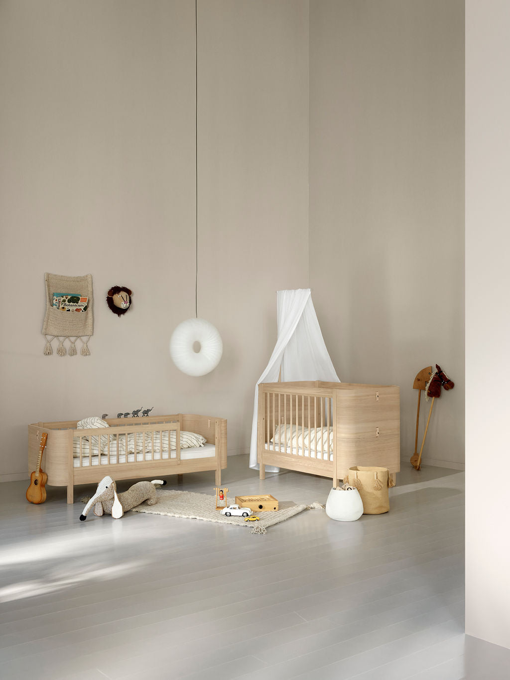 Oliver Furniture MIni+ Babybett und Juniorbett in skandinavischem Stil.