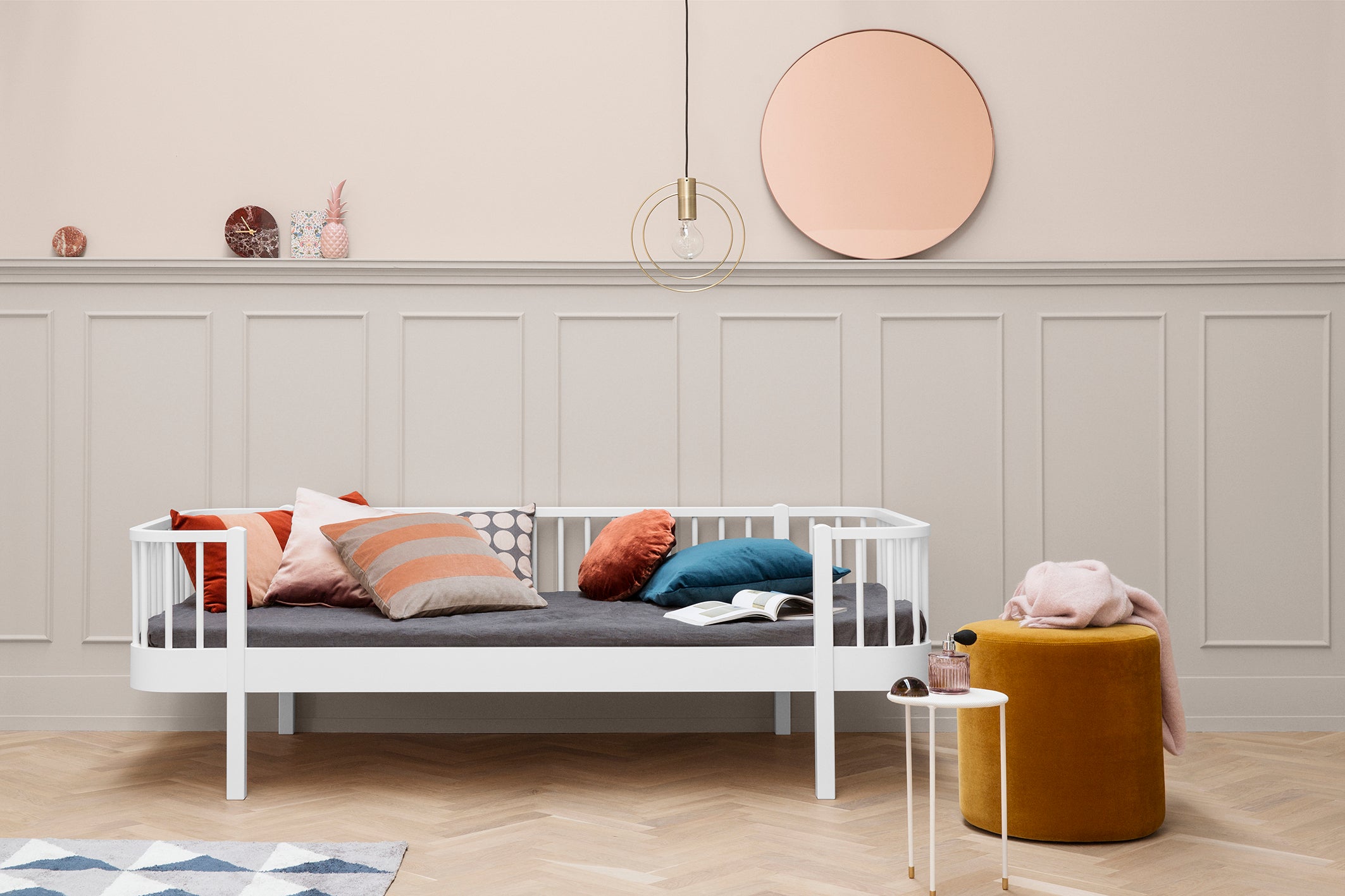 Oliver-Furniture-Wood-Original-Bettsofa-weiss-0414040