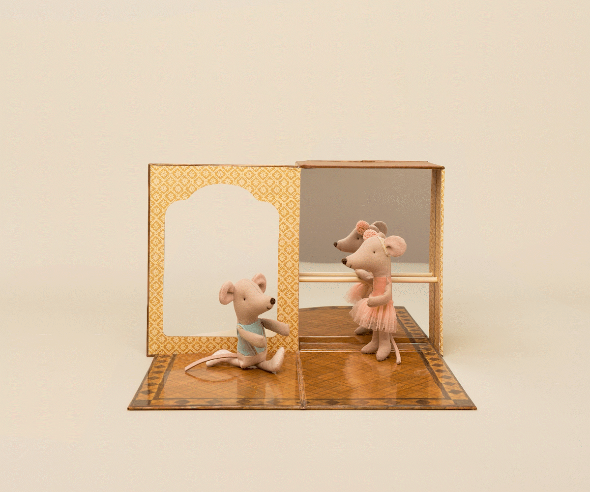 Maileg-Ballettmäuse-Tanzstudio-Ballettsaal-kleiner Bruder-kleine-Schwester-17-5105-00