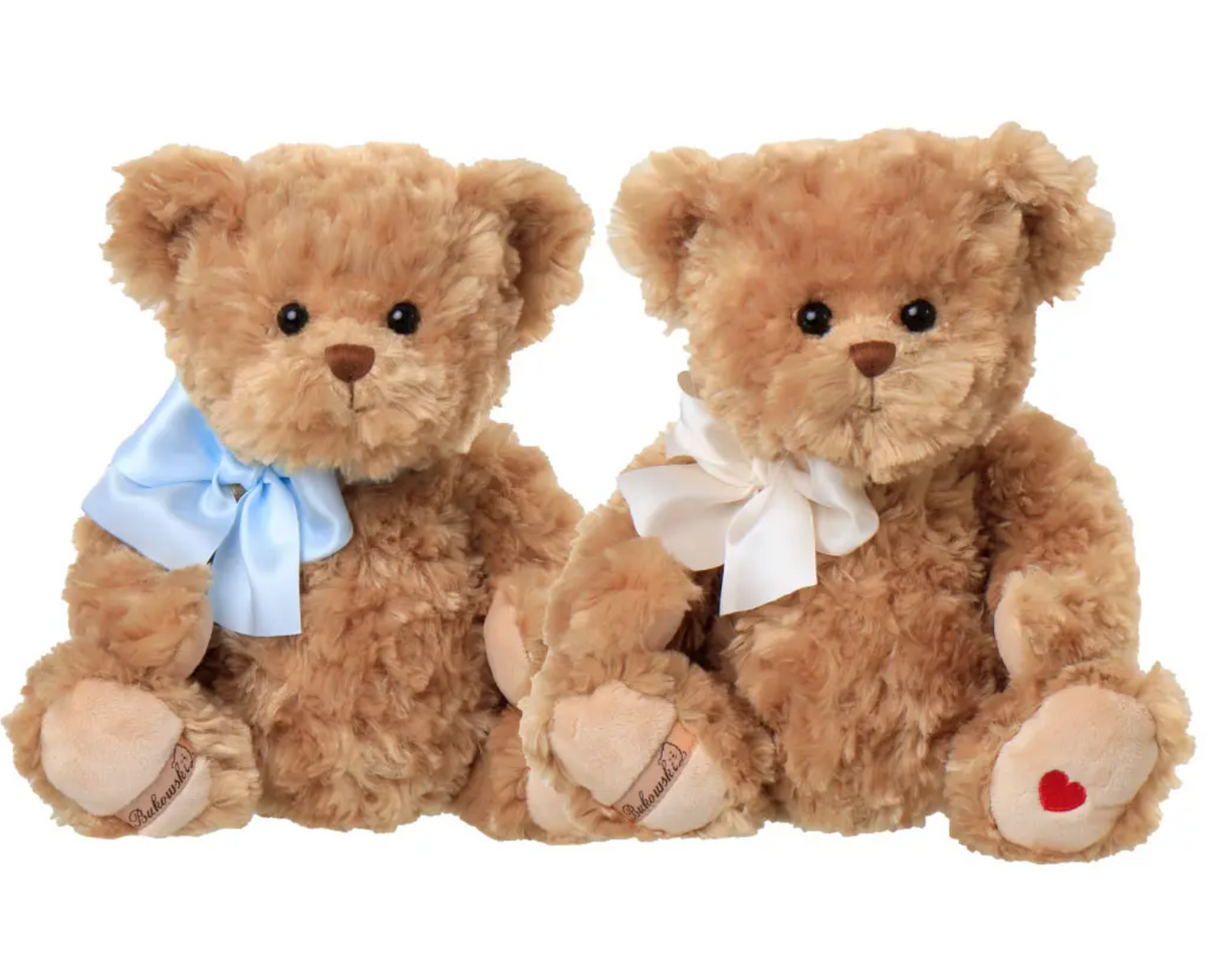 Bukowski Teddybären 35cm gross mit blauer und weisser Schleife um den Hals und mit Herz.