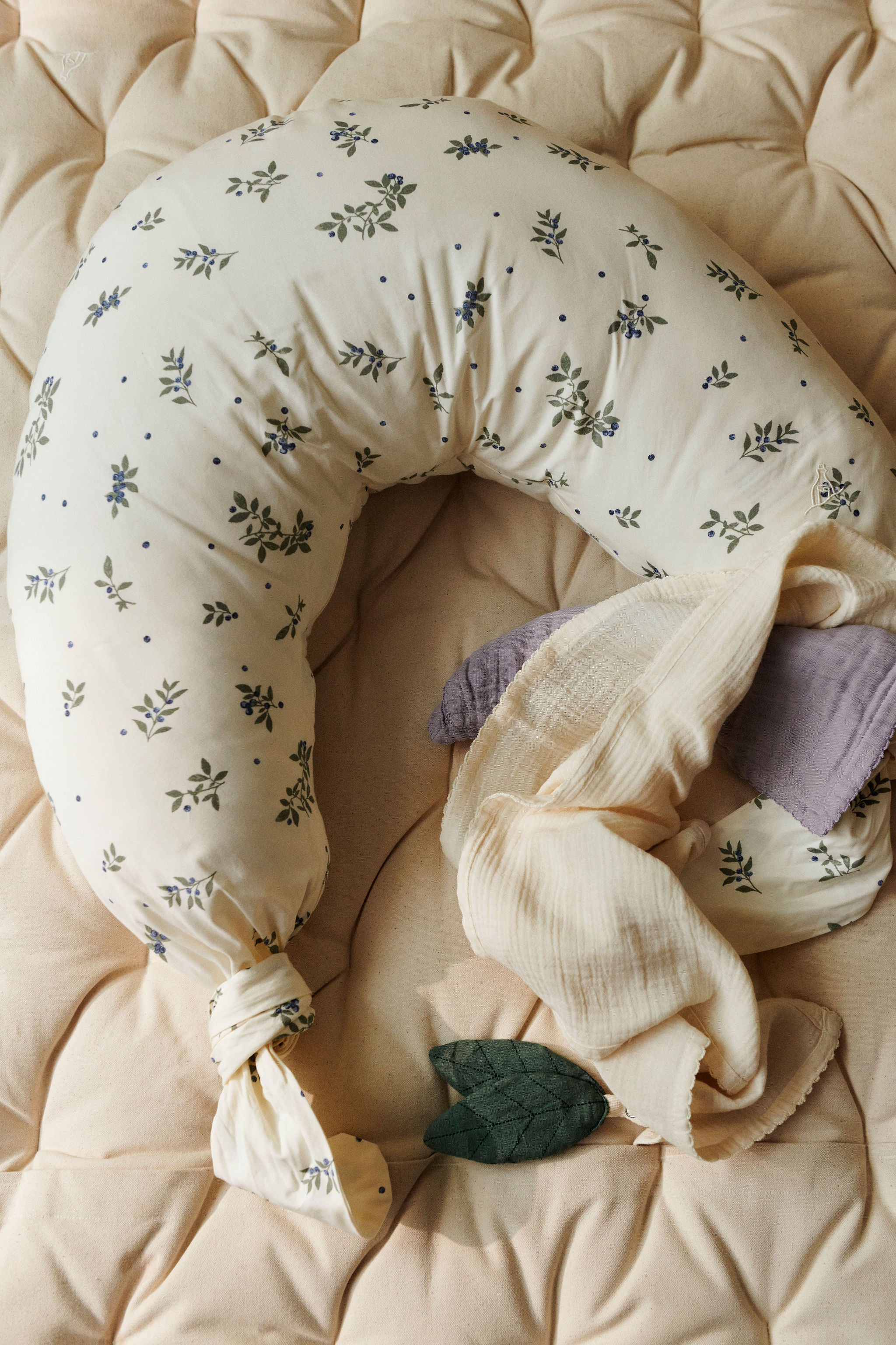 Dear-April-Stillkissen-mit-langen-Bändern-Vela-Blueberries-3-106-25