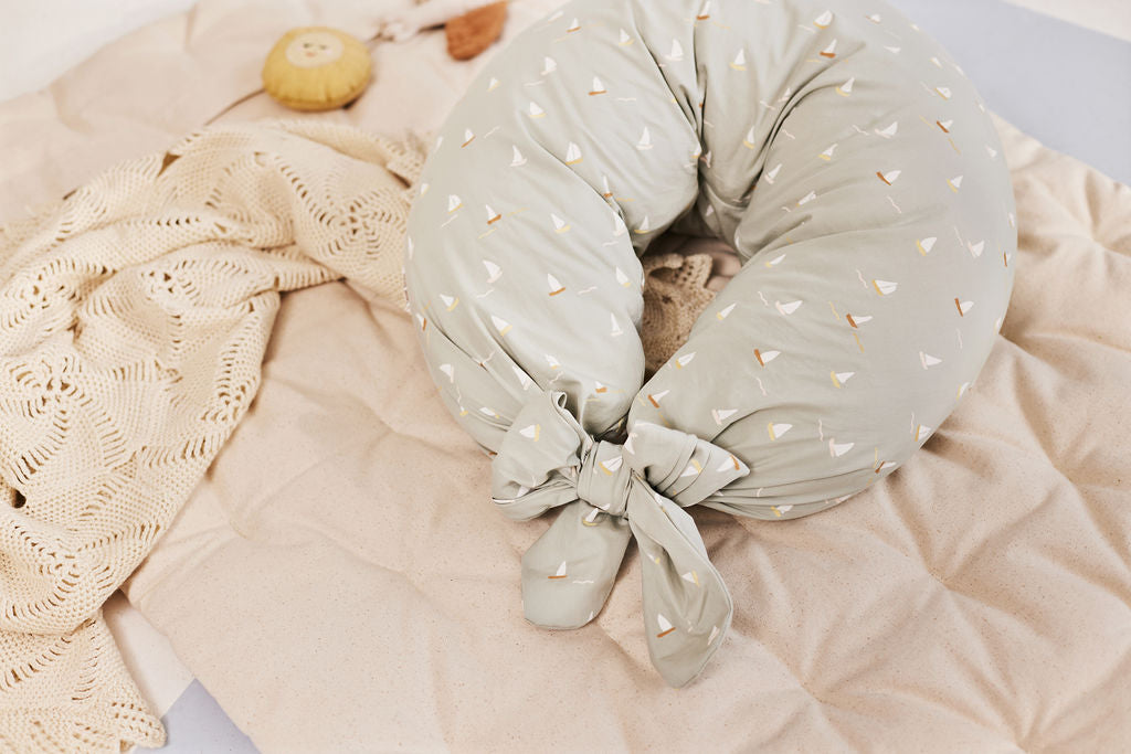 Dear-April-Nursing-Pillow-long-ties-Stillkissen-lange-Bänder-Sailboats