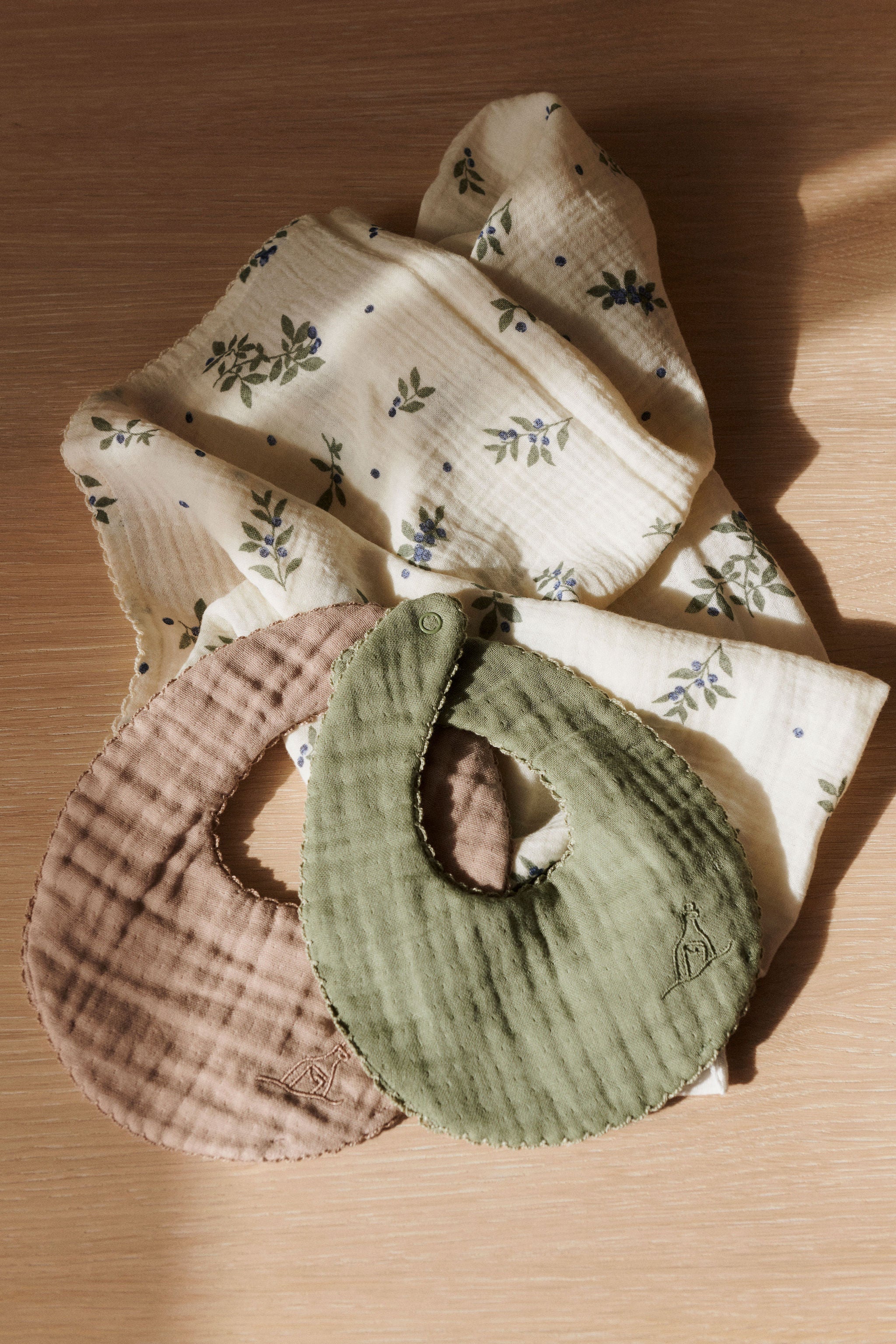 Dear April-Koa-Lätzchen-Bib-Forest-green-little-mouse-3-140-00