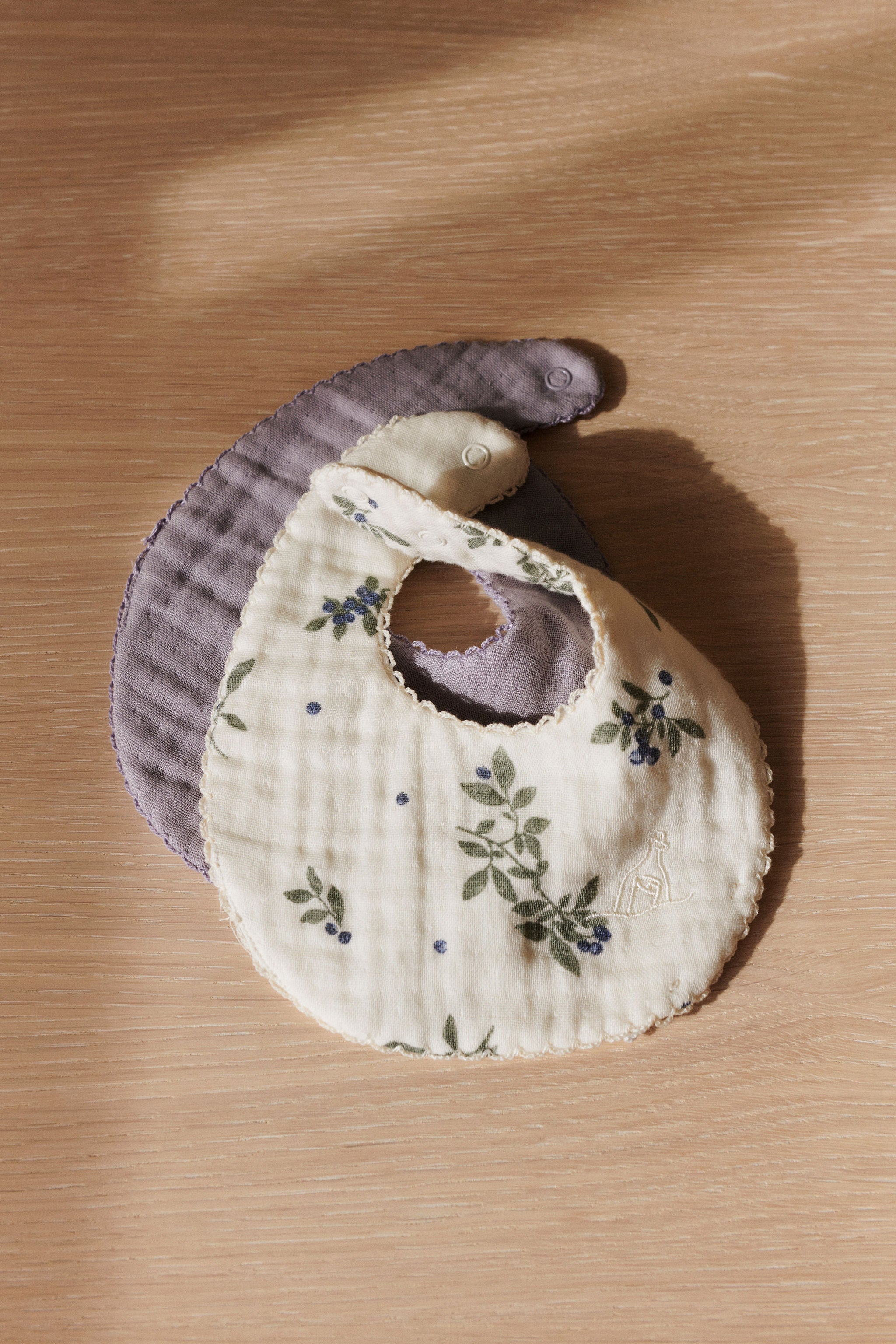 Dear-April-Koa-Lätzchen-Bib-Blueberries-Lavender-3-142-00