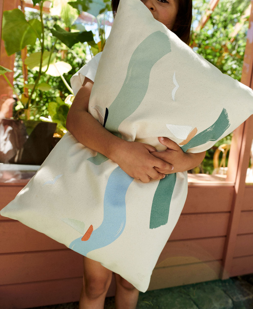 Dear-April-besticktes-Kissen-Cinna-Big-Waves-5-102-24