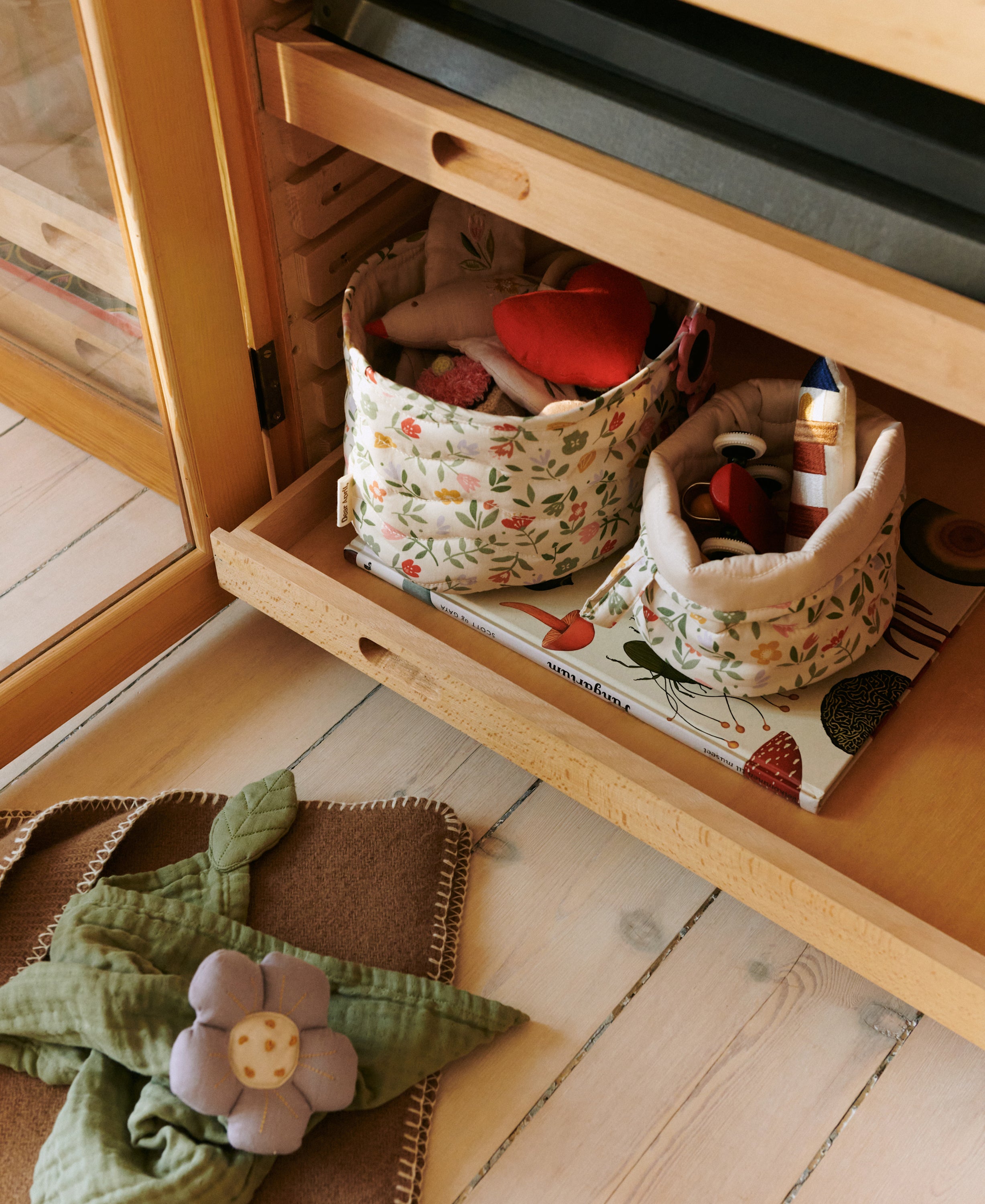 Kiki Aufbewahrungskörbe von Dear April im Flower Market Design mit Wellen-Steppung