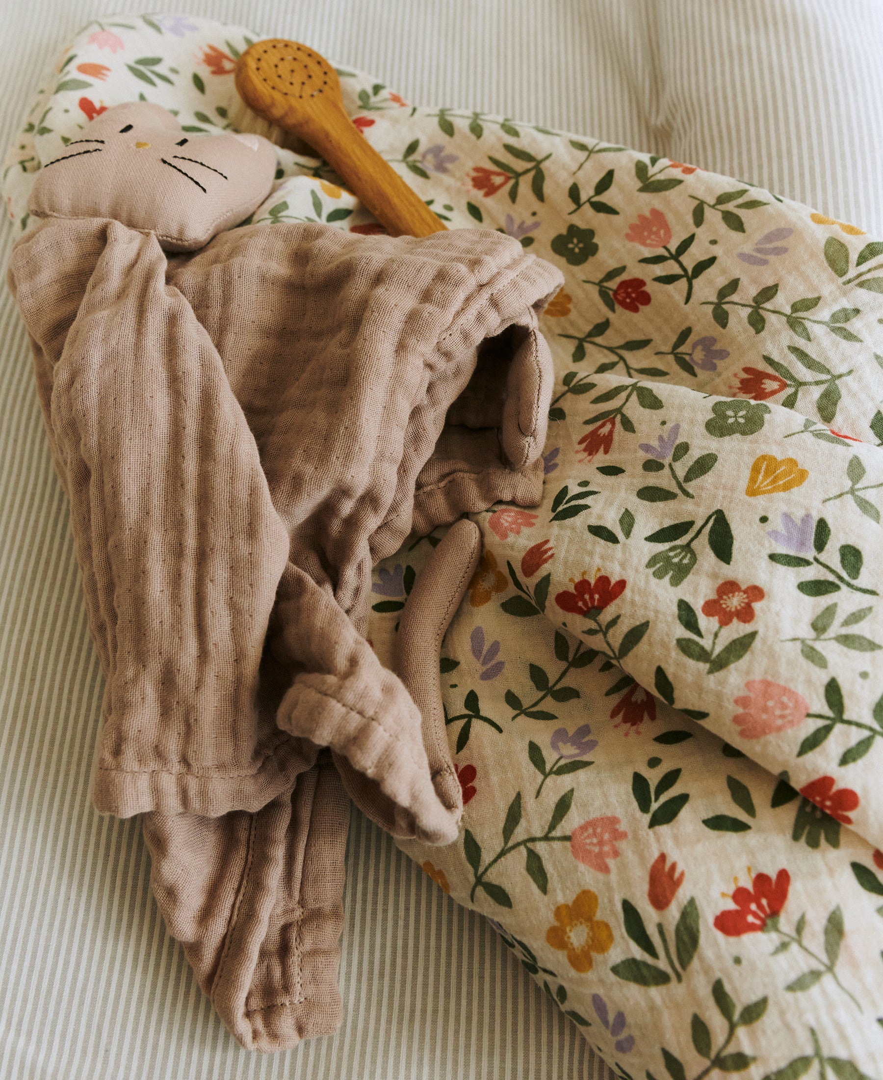 Weiche Baumwollmusselintücher von Dear April mit Blumenmuster zum Stillen, Wickeln und Kuscheln
