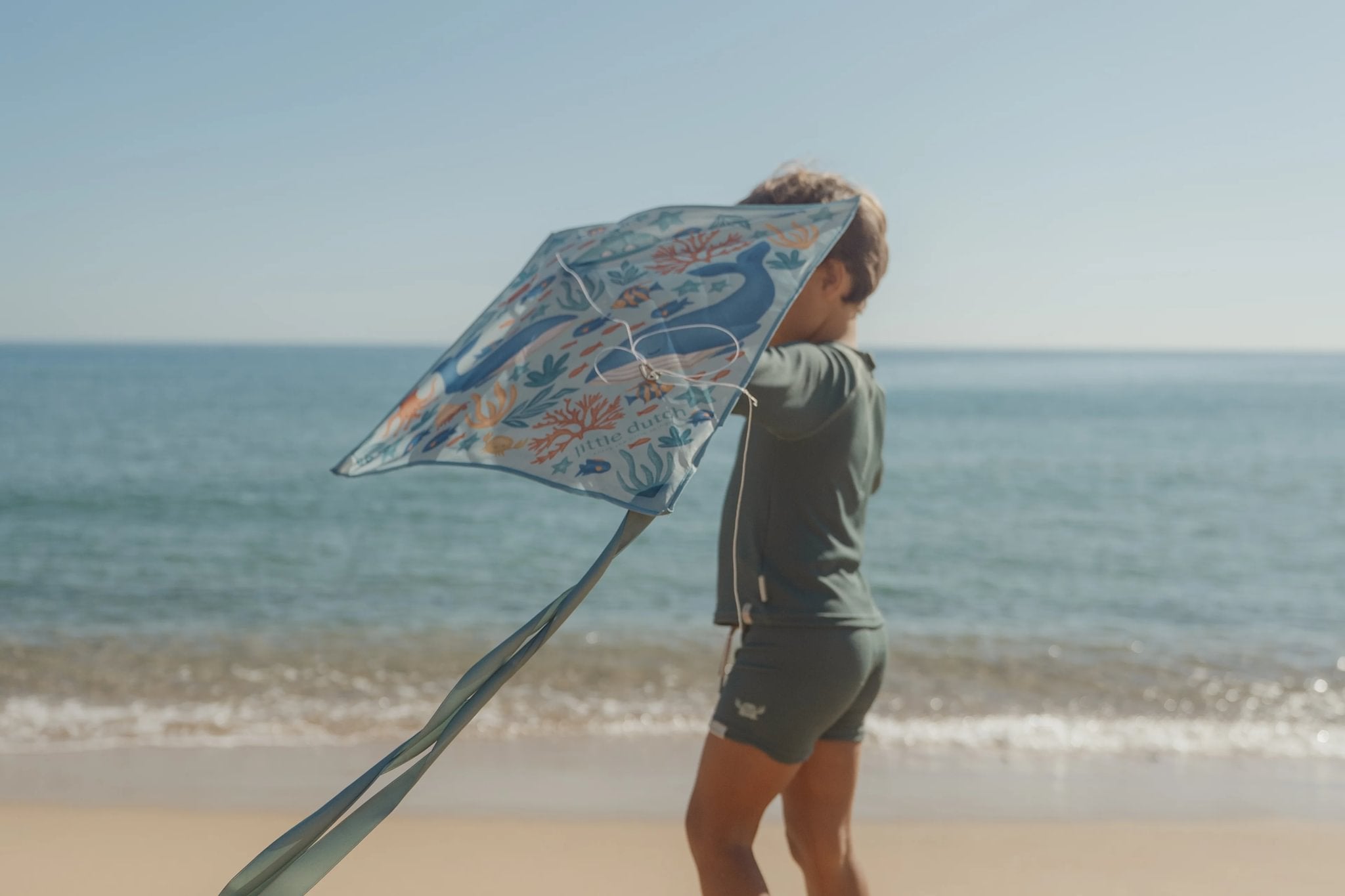 Drachen für Kinder von Little Dutch am Strand steigen lassen