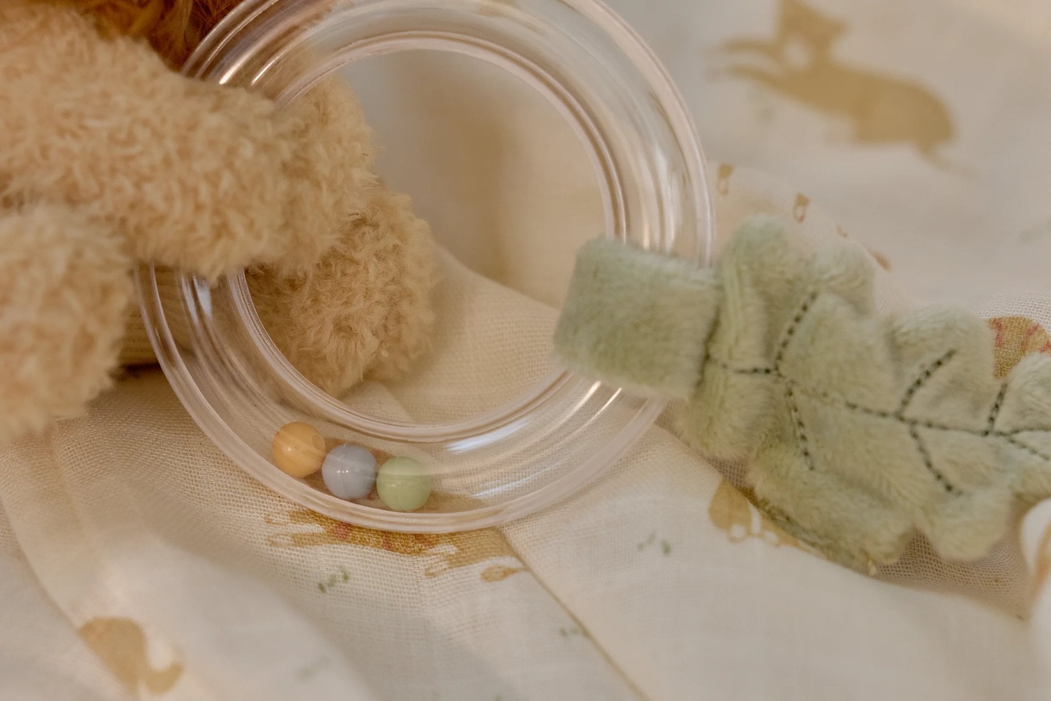 Weiche Rassel für Babys mit Rasselkugeln von Little Dutch