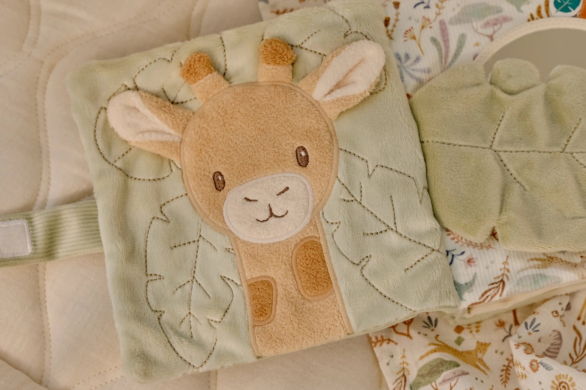 Weiches Stoffbuch mit Safari-Motiven von Little Dutch