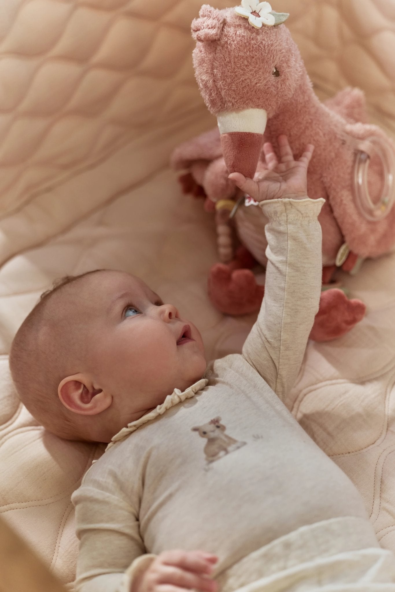 Kuscheltier Baby Flamingo zur Förderung der Sinne