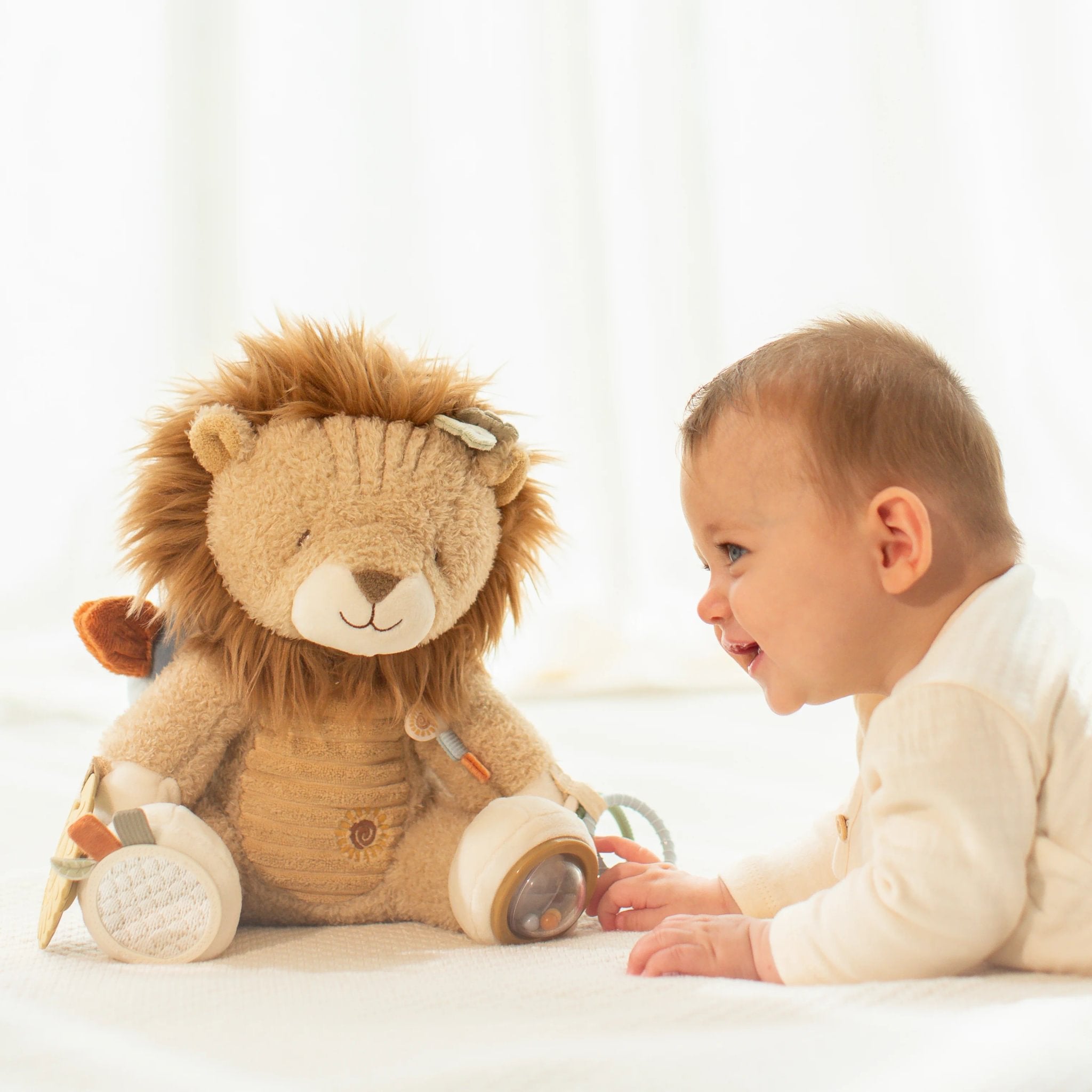 Aktivitätskuscheltier Löwe von Little Dutch für Babies mit verschiedenen Spielelementen