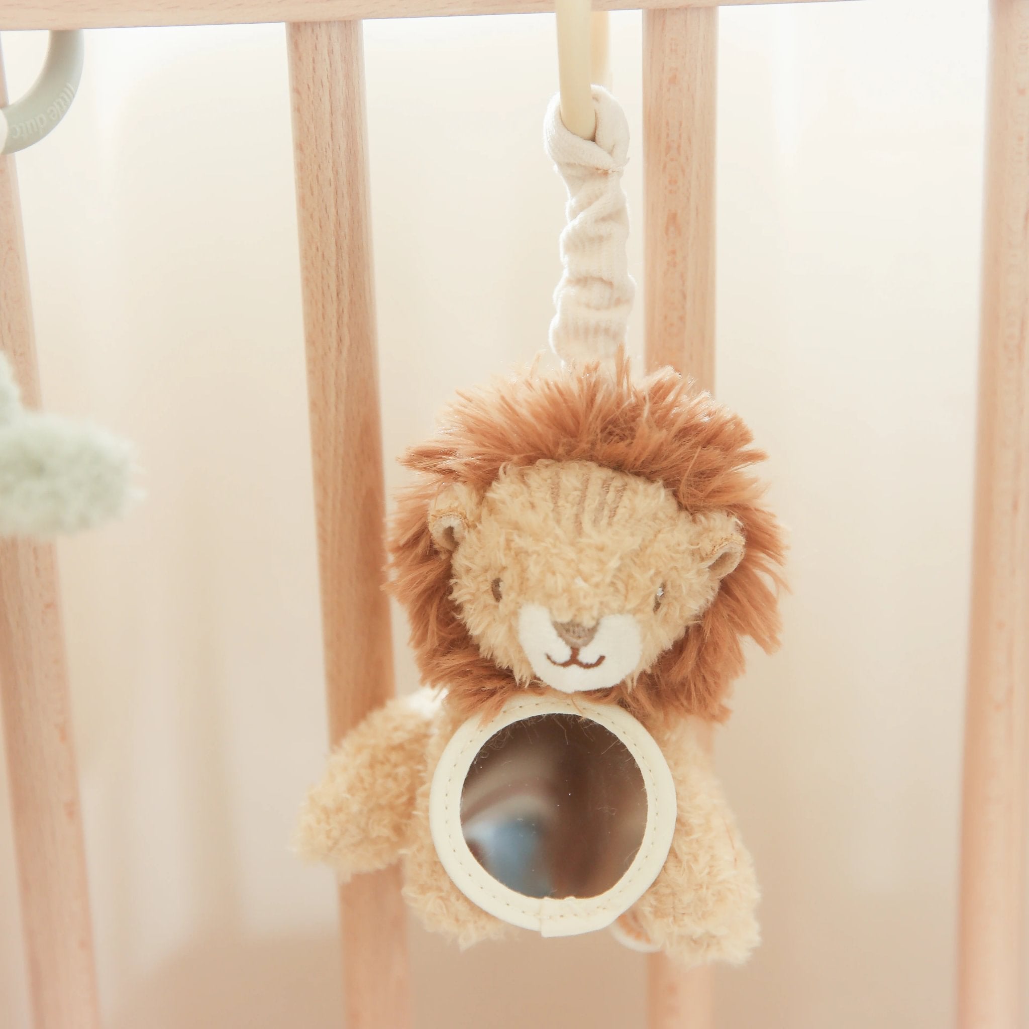 Little Dutch Aktivitätsaufhänger Löwe mit Spiegel als Spielzeug für unterwegs oder am Gitterbett