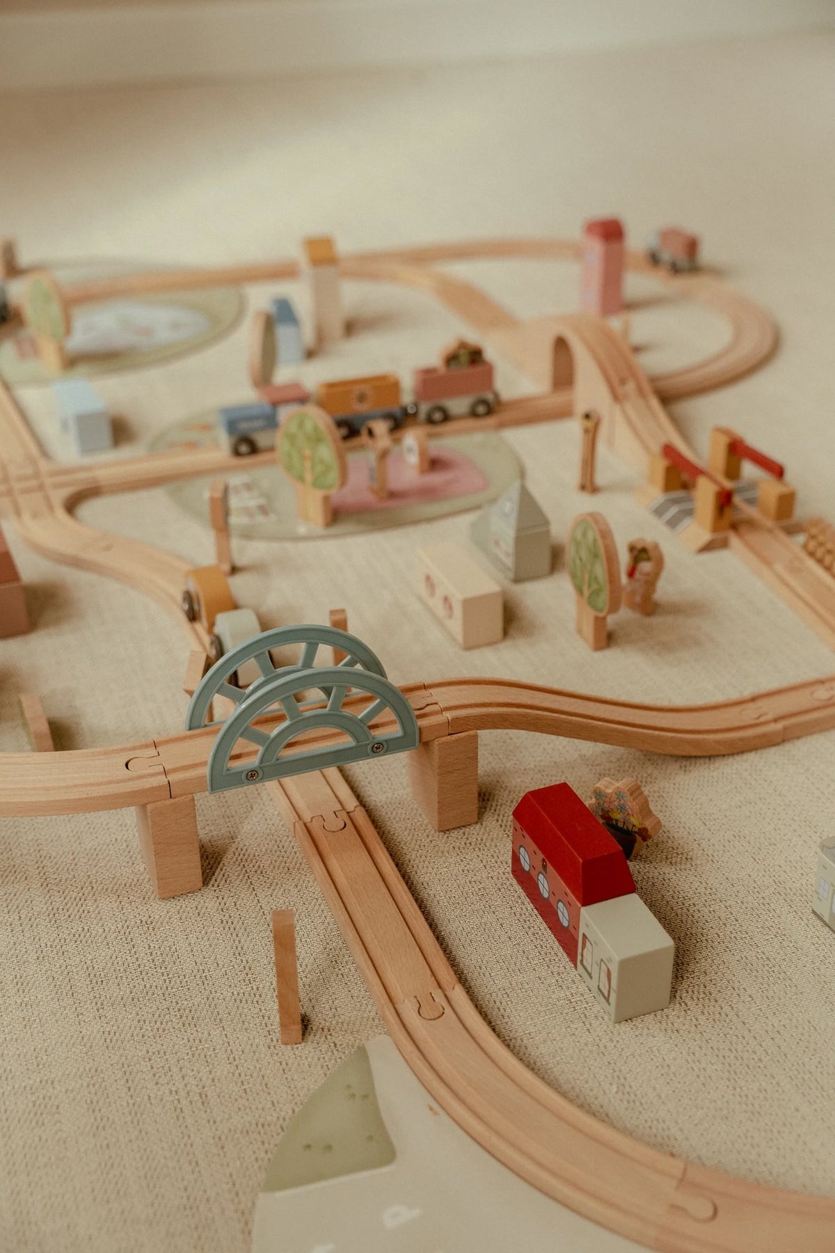 Details der Little Dutch Holzeisenbahn XL mit Holzzug, Waggons, Fahrzeugen und Spielfiguren