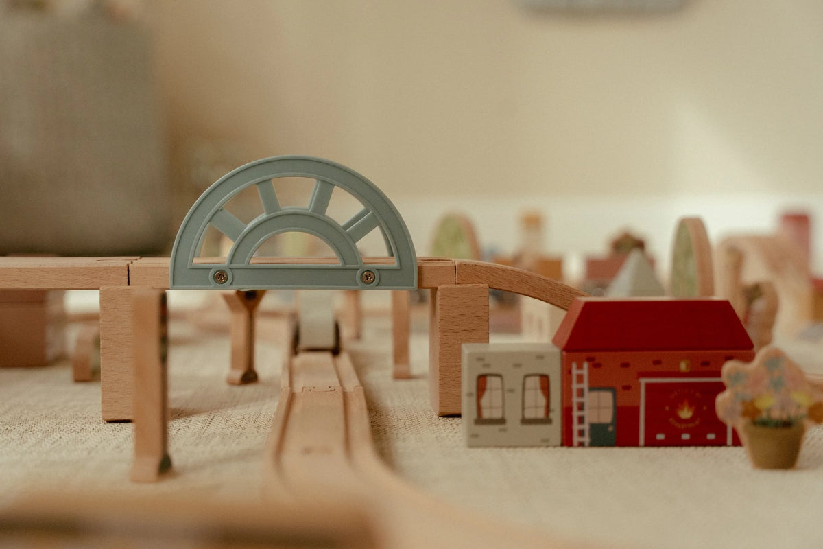Brücke und Zubehör aus Holz für Eisenbahnset von Little Dutch.