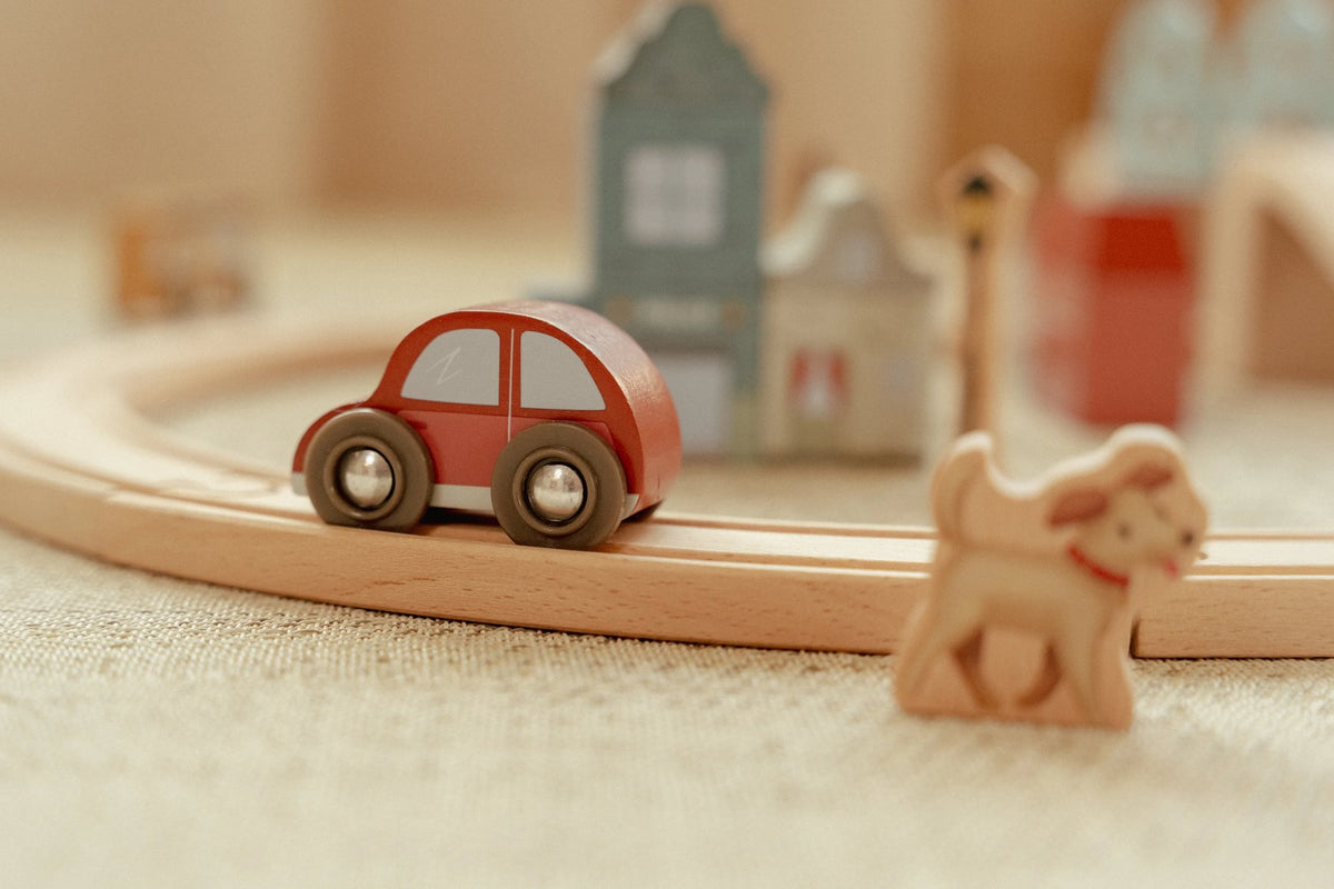 Auto und Hunde aus Holz auf Schienenset von Little Dutch