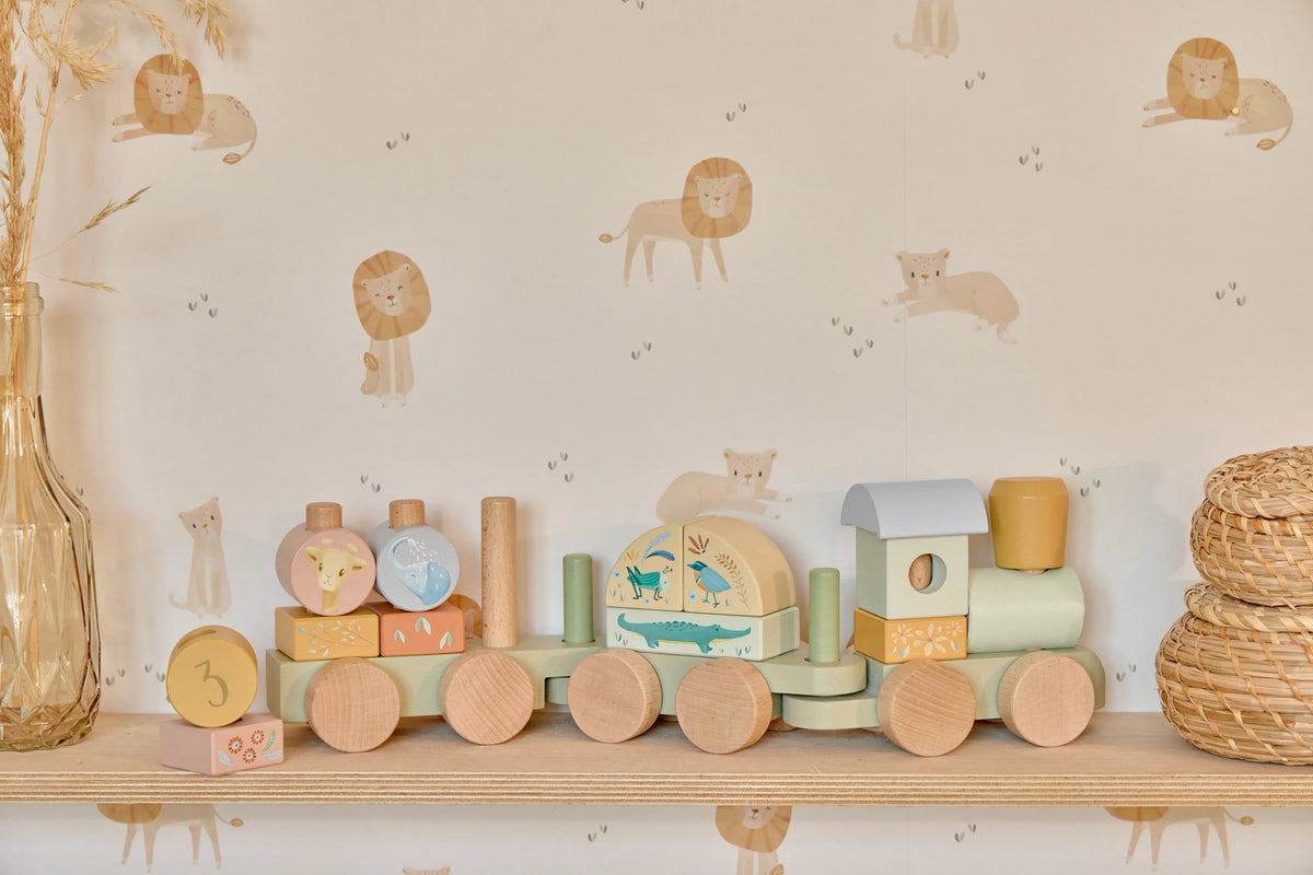 Holzbausteine mit Safari-Tiermotiven auf dem grünen Holzblockzug von Little Dutch