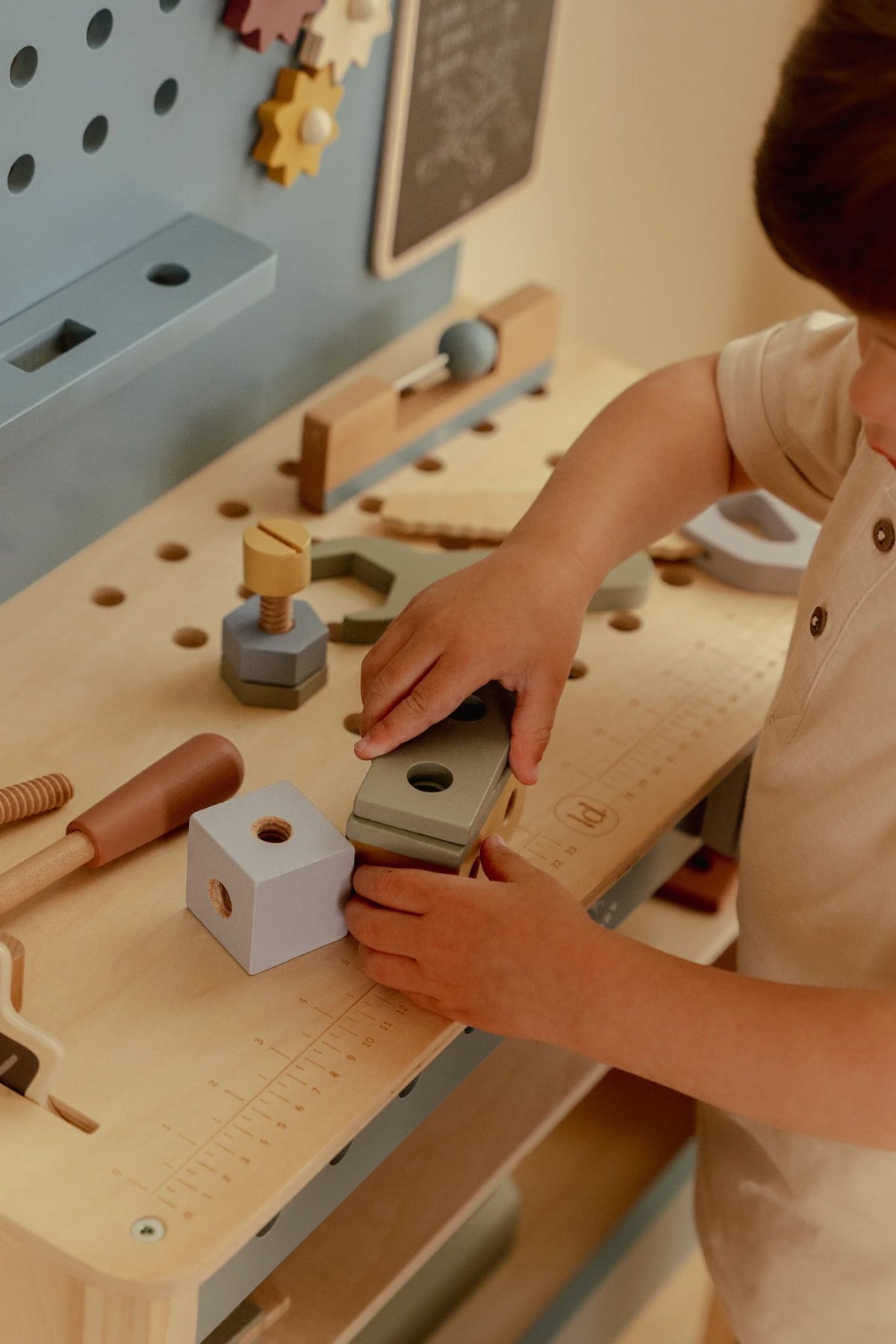 Holzwerkzeuge und Schrauben auf der Werkbank für Kinder von Little Dutch