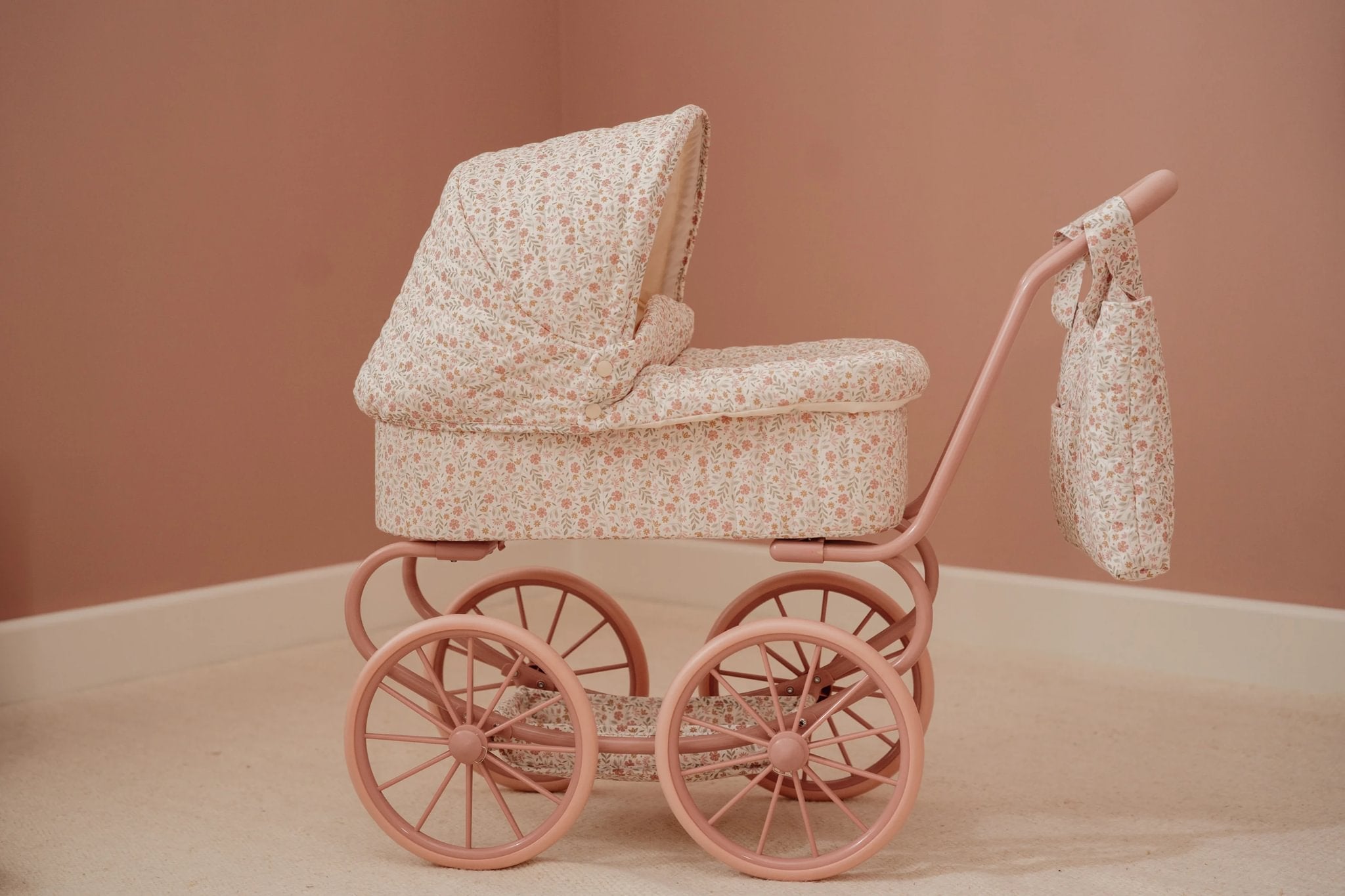 Little Dutch Puppenwagen Metall rosa für Kinder, detailreicher Vintage Kinderwagen für Puppen.