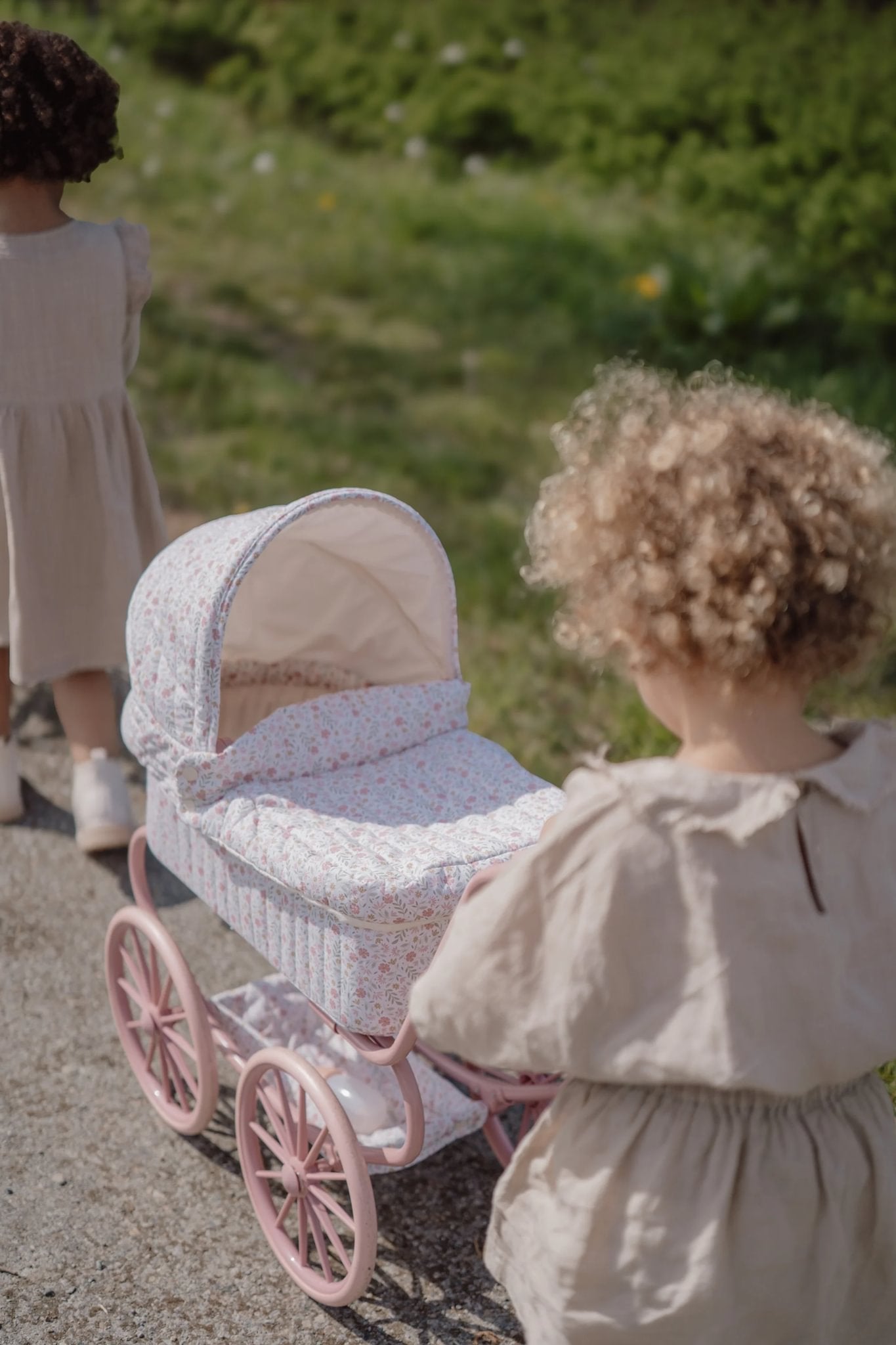 Little Dutch Puppenwagen Metall rosa für Kinder, detailreicher Vintage Kinderwagen für Puppen.