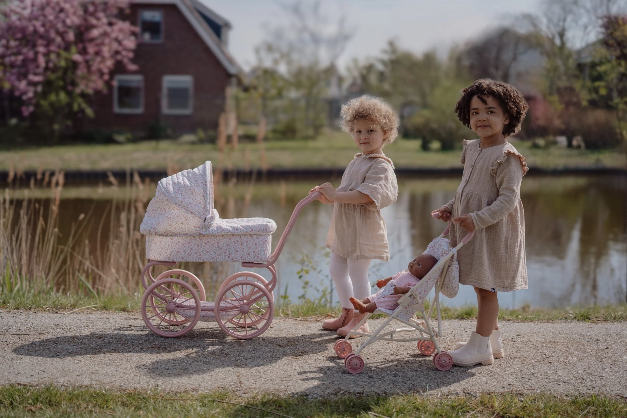 Rosa Puppenwagen im Vintage-Stil mit Aufbewahrungskorb und weichen Griffen, Little Dutch Spielzeug.