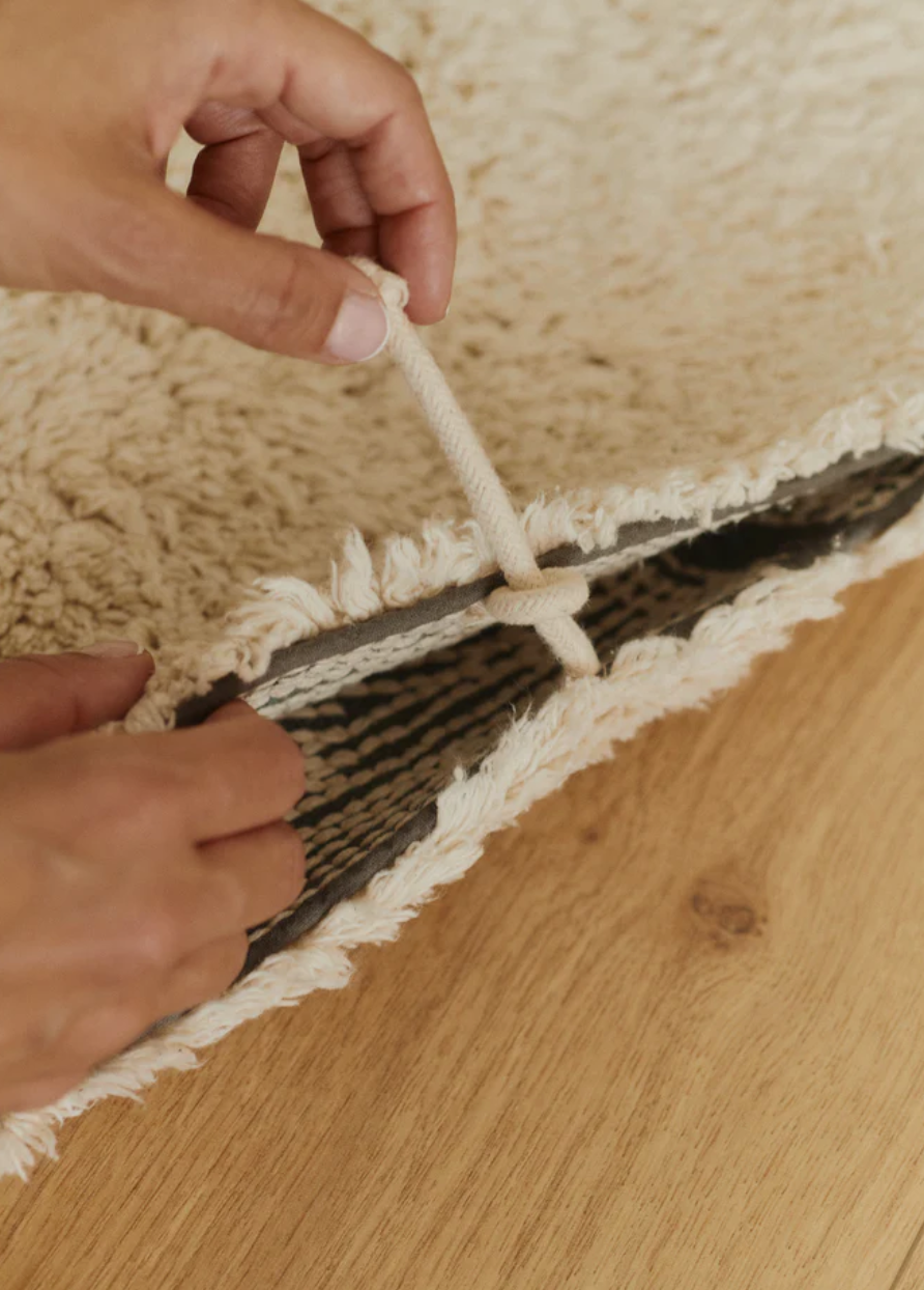 Pflegeleichter Teppich in Form eines Monds und faltbar in einen Halbmond