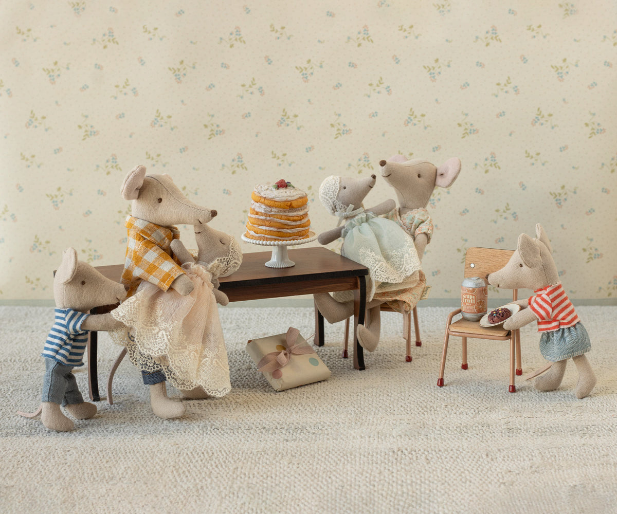 Maileg Mäusefest mit Babymaus im Taufkleid, kleine Stoffmäuse feiern gemeinsam eine festliche Szene, detailreiches Spielset aus Baumwolle.