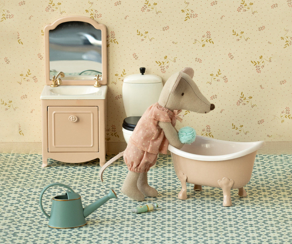 Detail der rosa Maileg Badewanne für Mäuse – Vintage Miniatur aus Metall