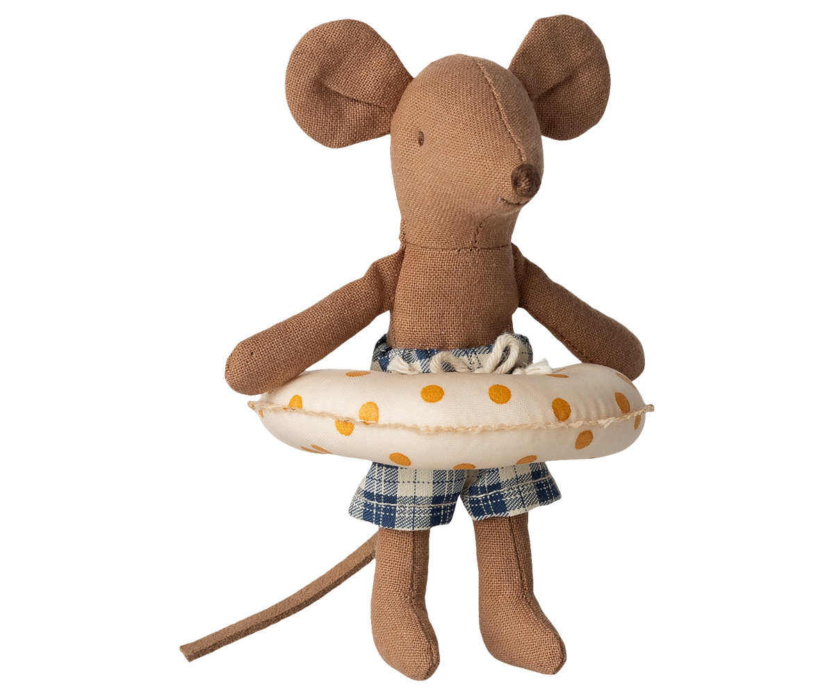 Maileg kleine Bruder Maus mit Schwimmring in einer Badehose. Passend zum Puppenhaus und den Strandmäusen von Maileg.