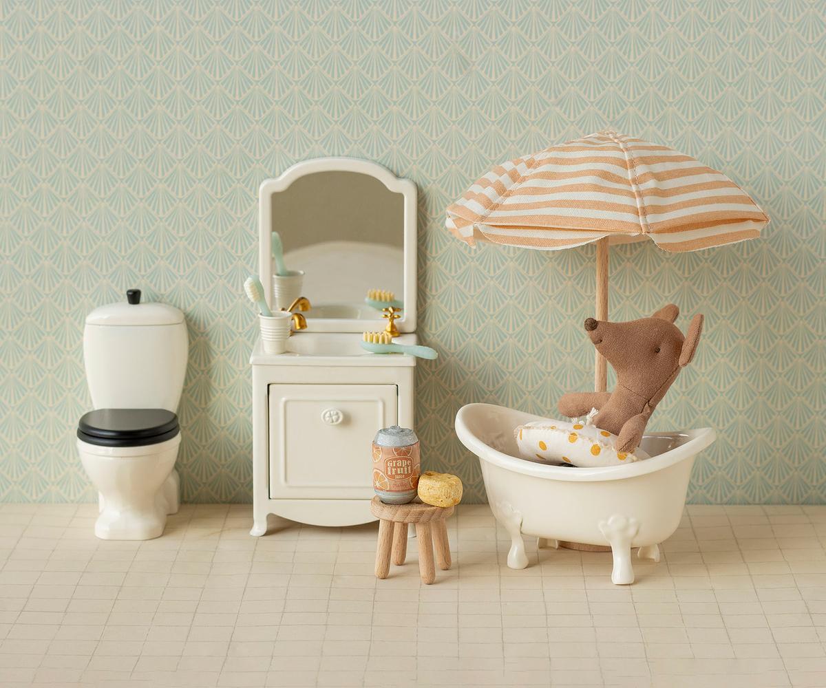 Maileg Strandhaus liegt in deer Badewanne mit Sonnenschirm und lädt zum fantasievollen Spiel ein.