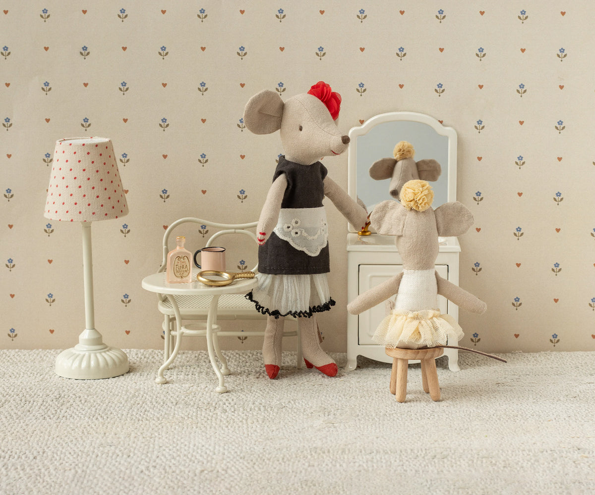 Maileg Kosmetikerin-Maus Mama mit Kleid und Schuhen am Friesiertisch mit kleiner Ballettmaus.