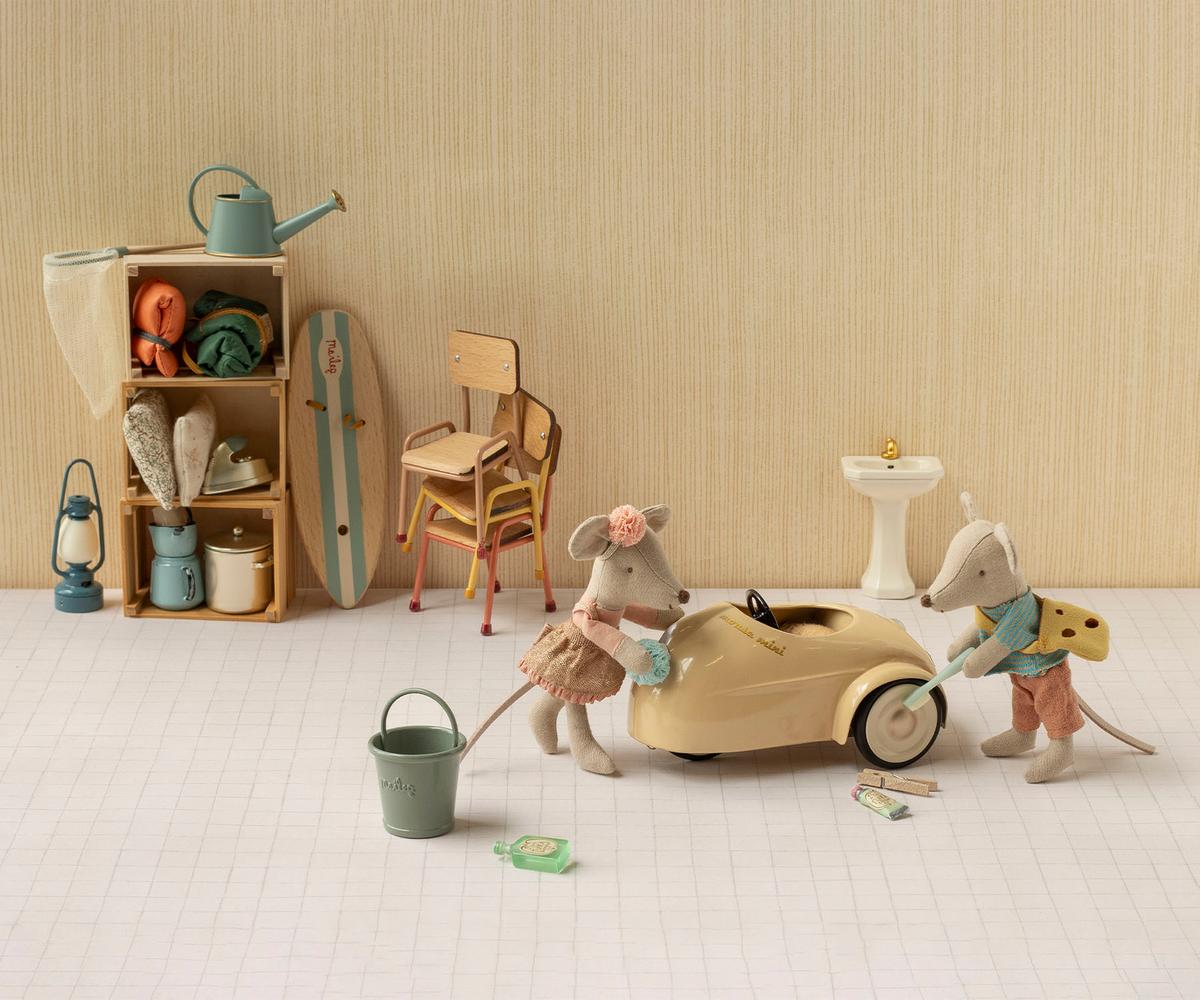 Maileg Mäuseauto Car Mouse Wheat wird von den kleinen Maileg Mäusen gewaschen. Es ist als Zubehör für das Maileg Puppenhaus gedacht.