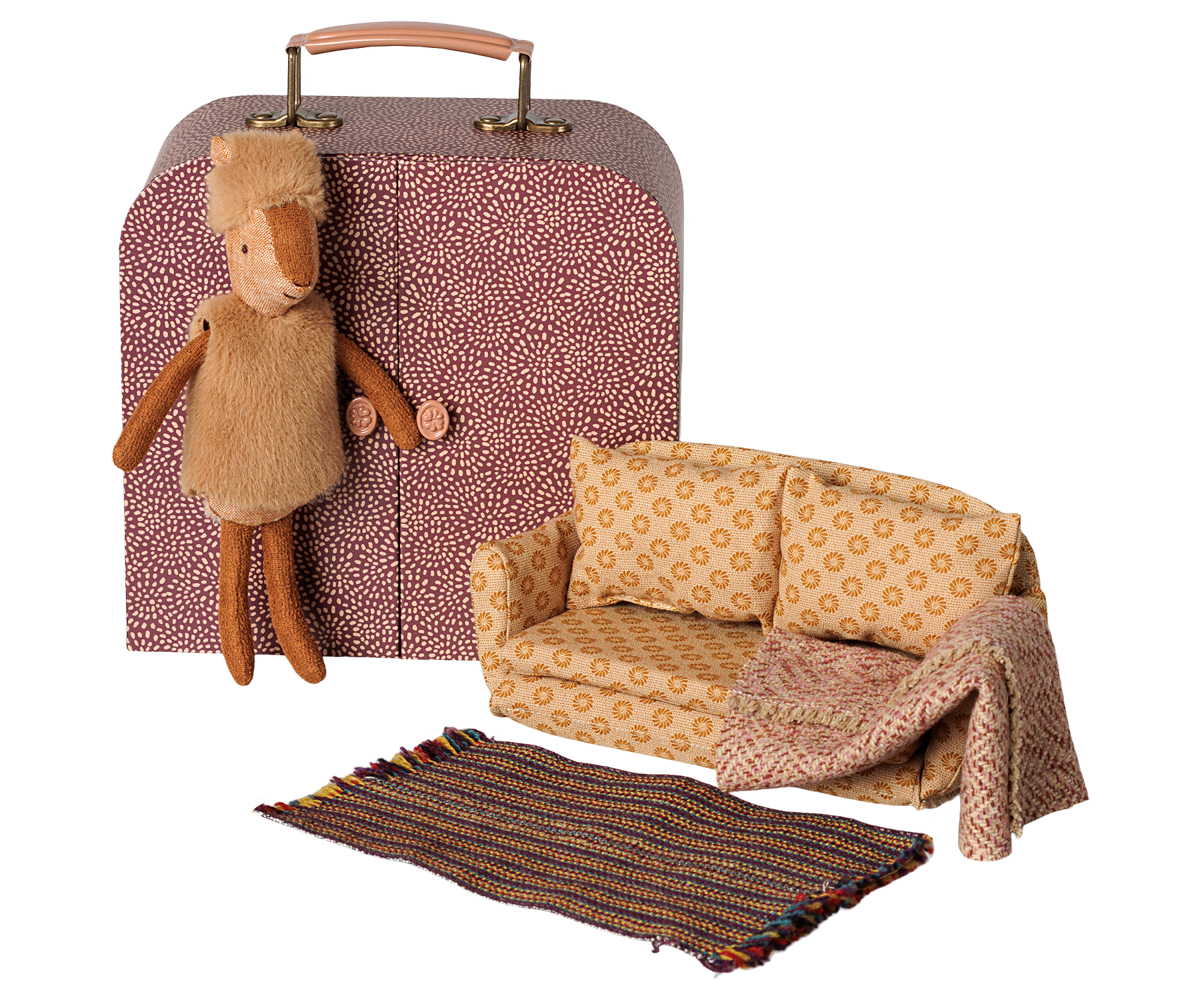 Maileg Rentier Kleine Schwester mit flauschiger Weste und Mütze, Sofa, Decke, Teppich und Kofferhaus