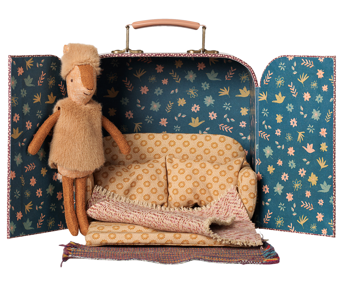 Maileg Rentier im Koffer Kleine Schwester mit Schlafsofa und Decke