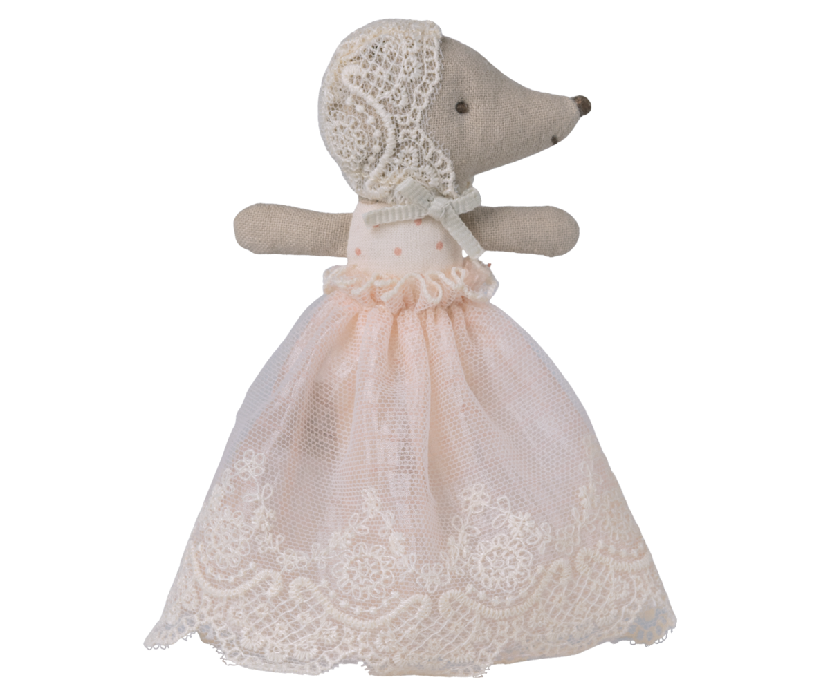 Maileg Babymaus im Taufkleid mit offenen Augen und Häubchen, detailreiches Stoffmäuschen aus Baumwolle, 11 cm groß.