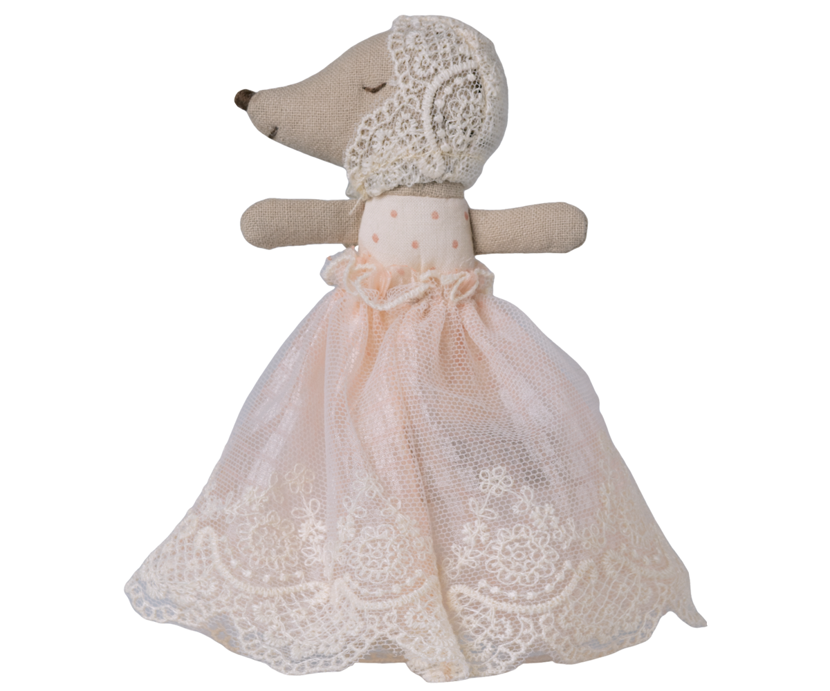 Maileg Babymaus im Taufkleid mit geschlossenen Augen und Häubchen, liebevoll gestaltetes Stoffspielzeug aus Baumwolle, 11 cm groß.