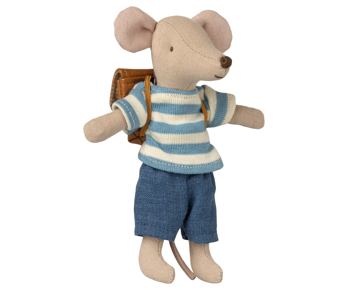 Maileg grosser Bruder gekleidet in ein gestreiftes Shirt, Jeanshose und mit brauner Tasche. Extra Kleiderset.