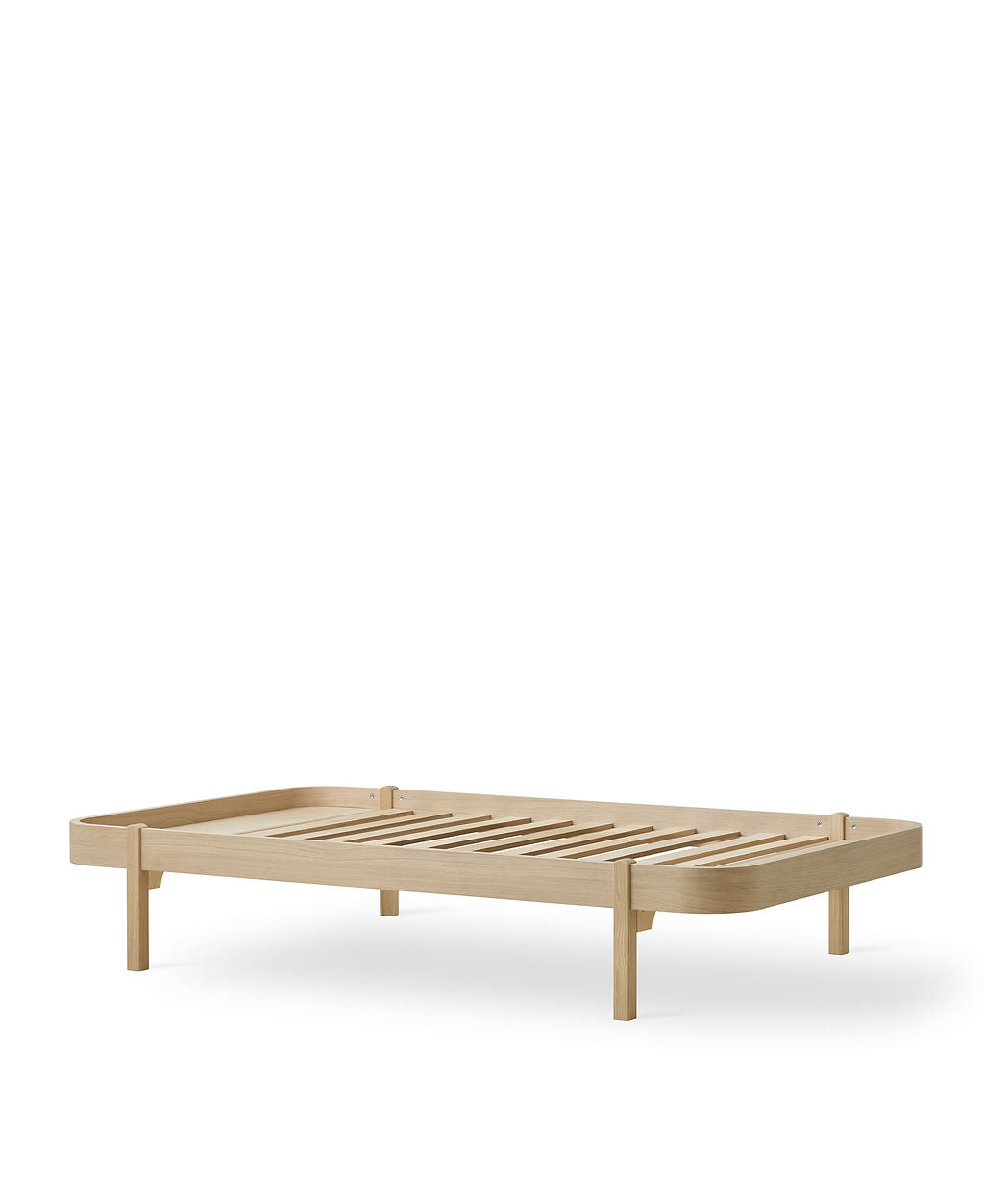 Nachhaltiges Loungerbett aus Eichenholz von Oliver Furniture.
