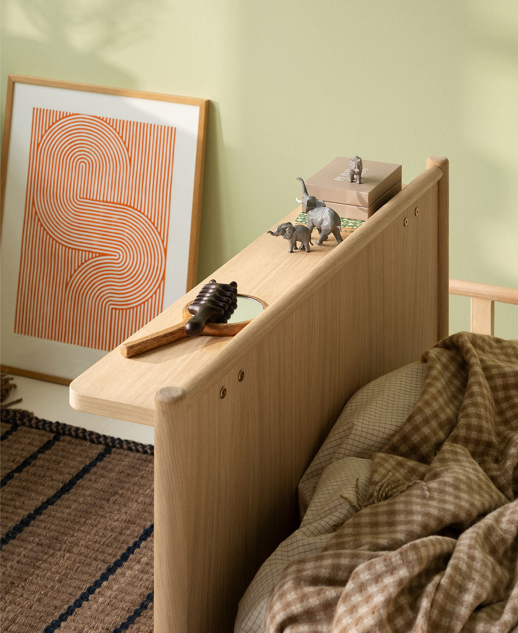 Oliver Furniture Ablagebrett Detailaufnahmen. Das Brett ist an das Camp Novel Juniorbett montiert.