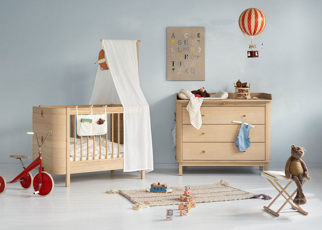 Oliver Furniture Babyzimmer aus Eiche - Babybett und Wickelkommode in skandinavischem Design. Nachhaltig produzierte Babymöbel aus Europa.