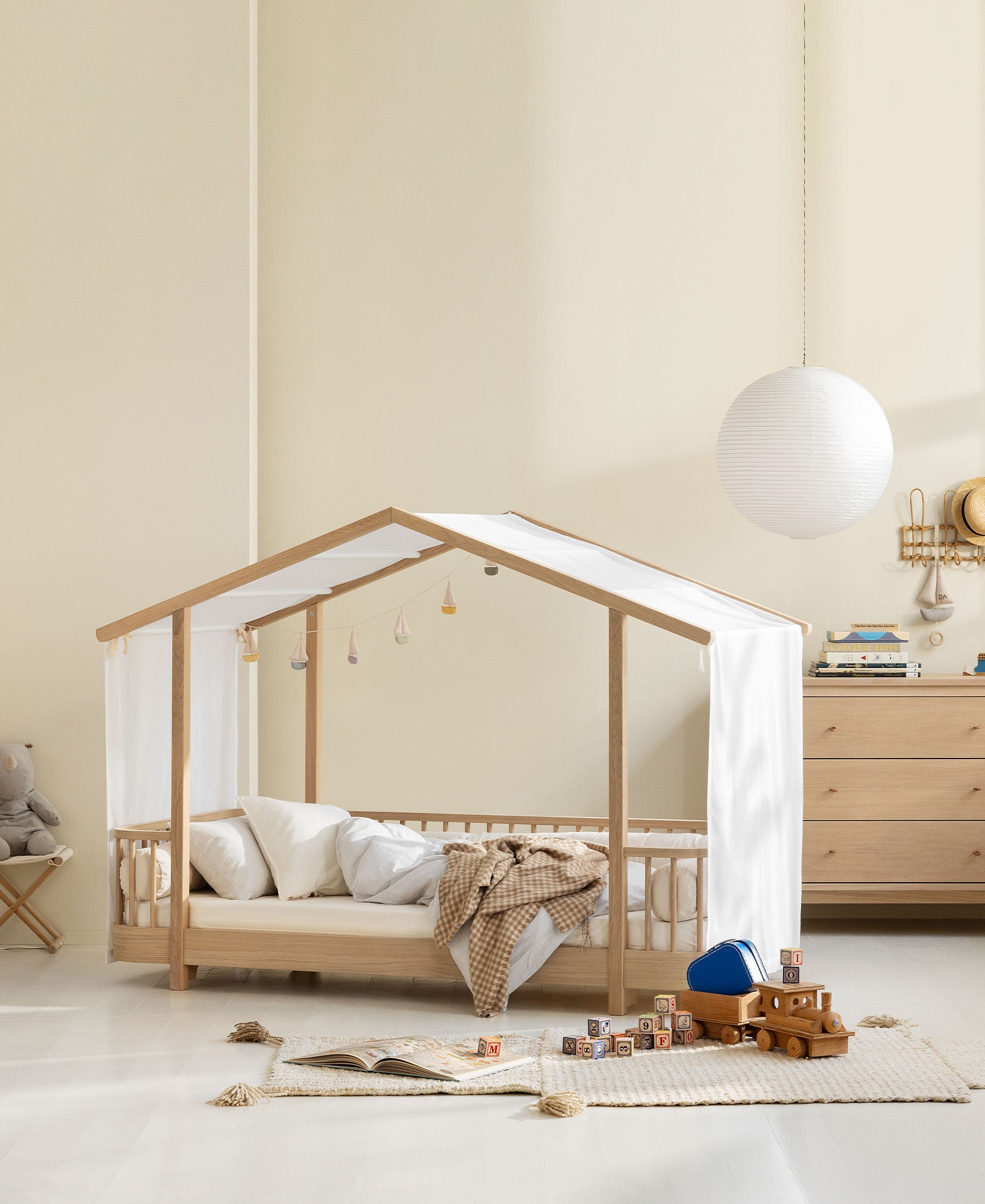 Oliver Furniture Hausbett Eiche mit Dachkonstruktion für Kinderzimmer