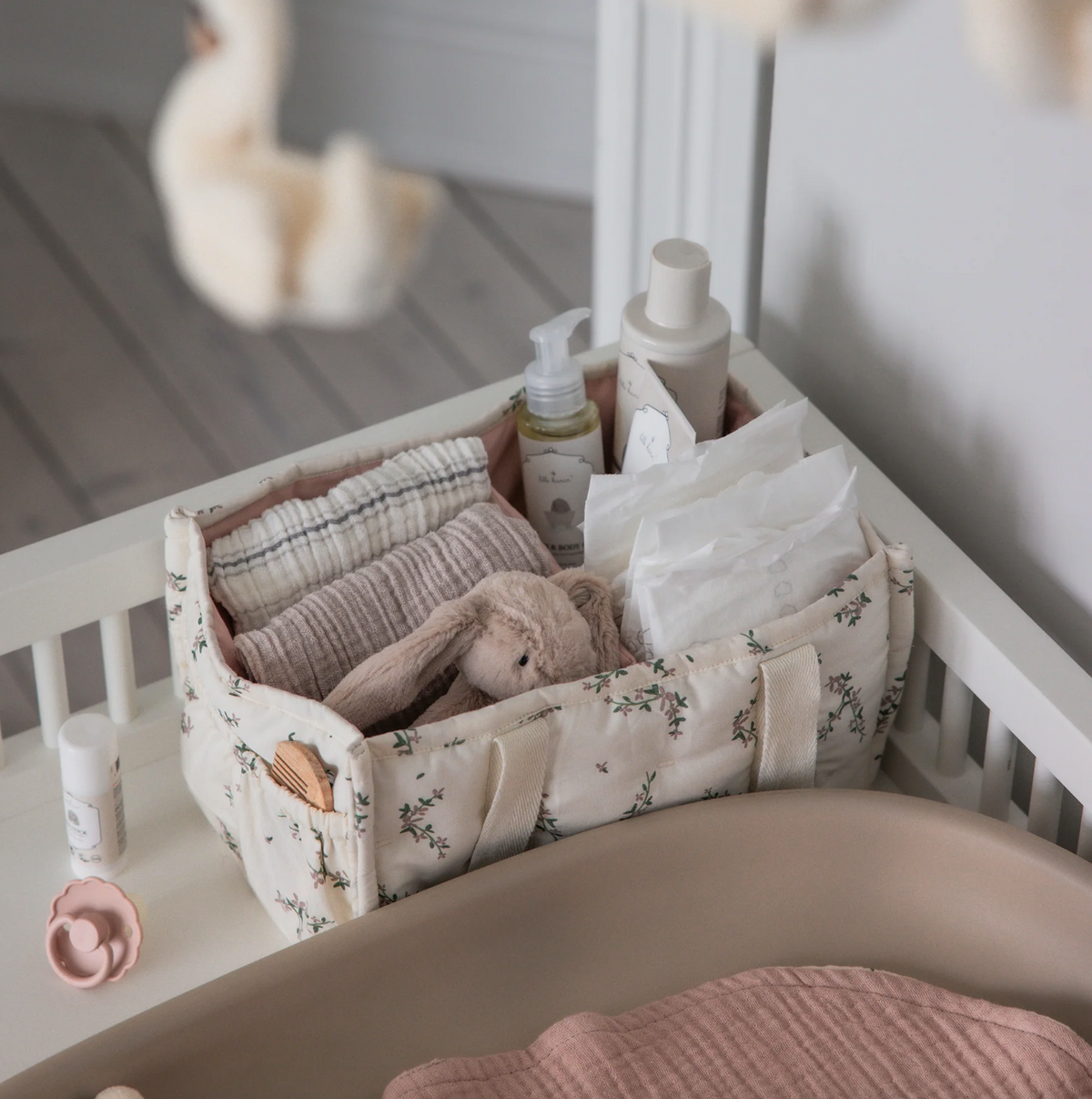 Sebra Aufbewahrungs Caddy für den Wickeltisch mit Blumenmuster.