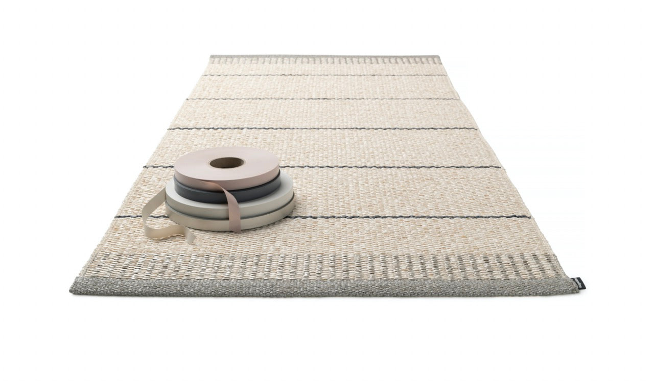 Pappelina-Belle-Teppich-Warm-grey