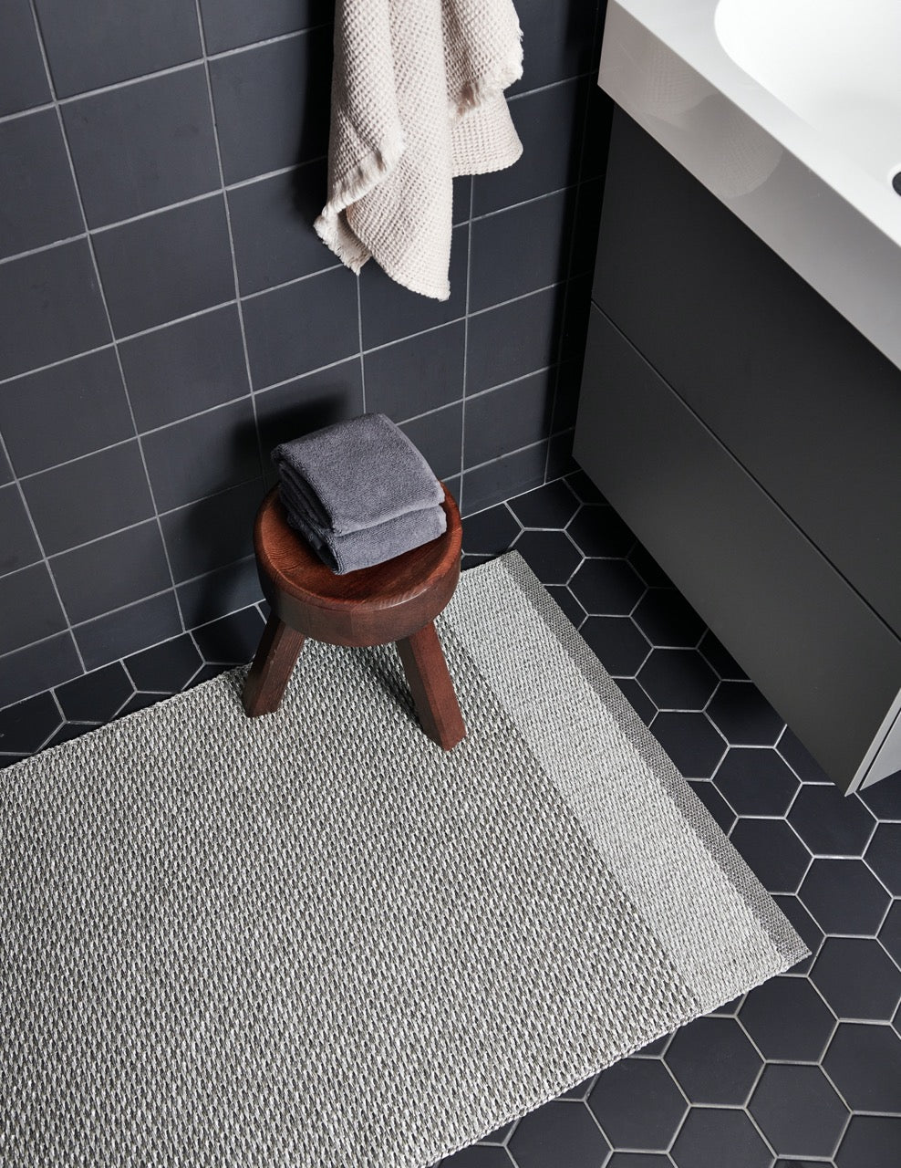 Pappelina-Teppich-Charcoal Warm Grey Stone Metallic