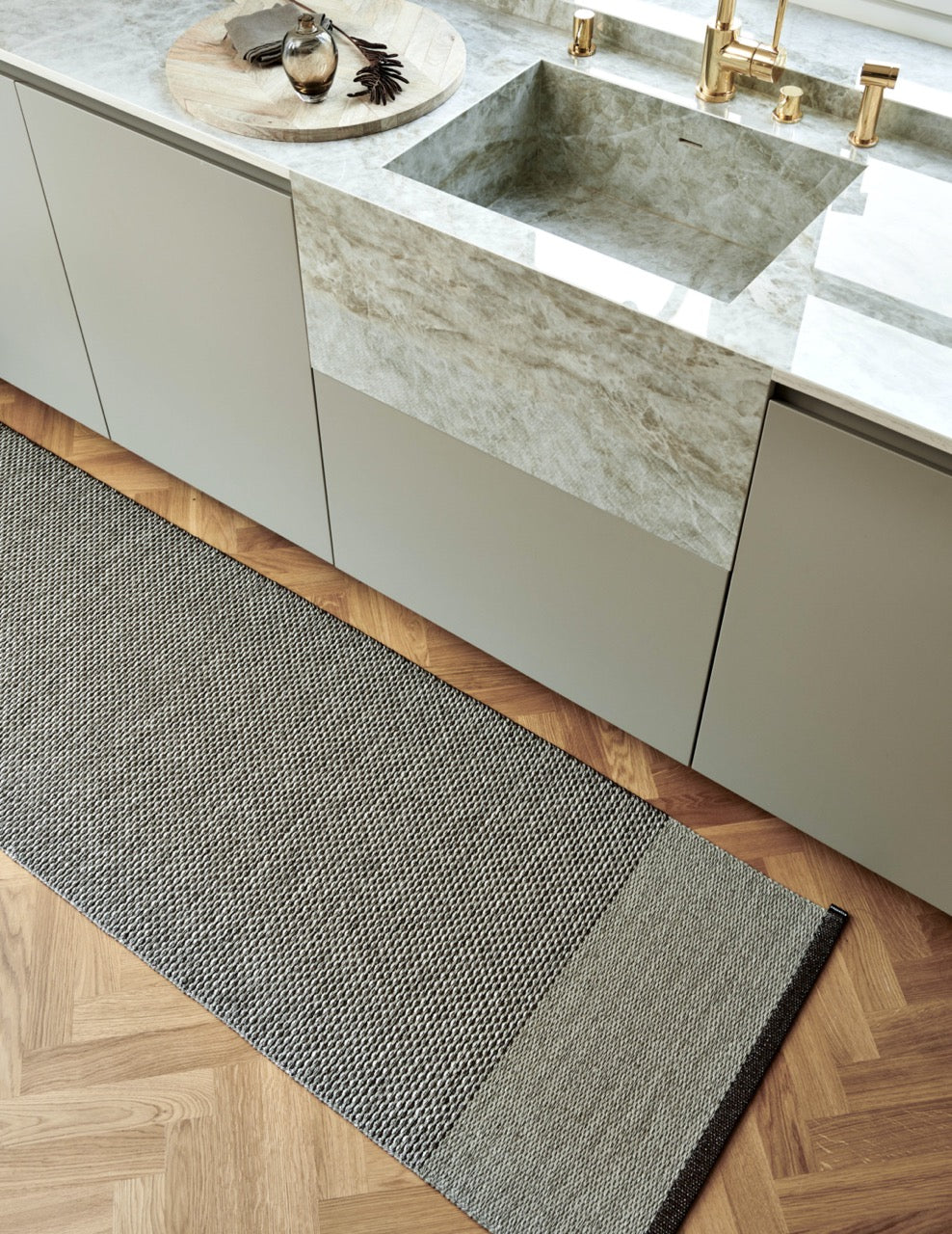 Pappelina-Dark-brown--dark-linen-metallic-teppich