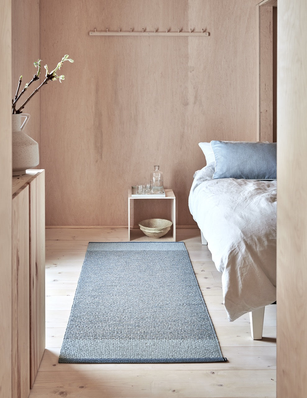 Pappelina-Teppich-Edit-Blue Fog Stone Metallic Dove Blue