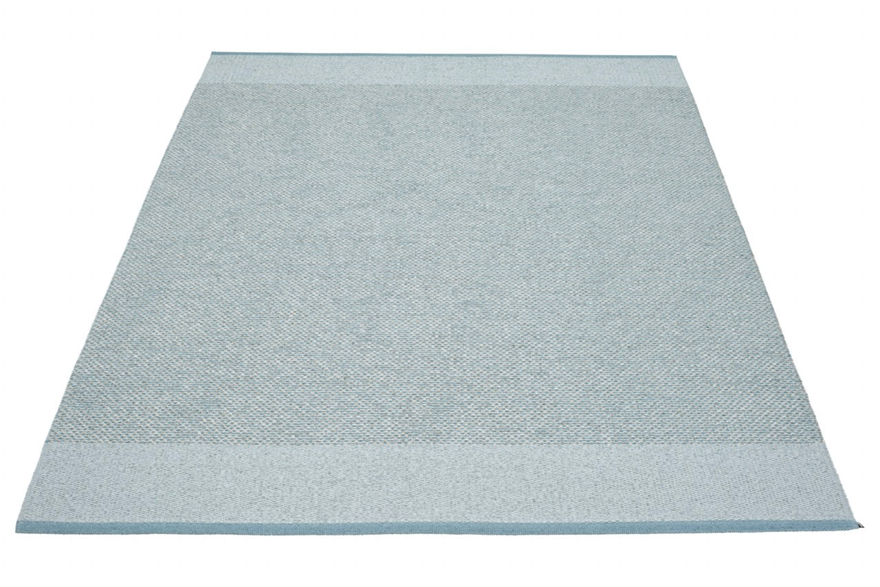 Pappelina-Teppich-Edit-Blue Fog Stone Metallic Dove Blue