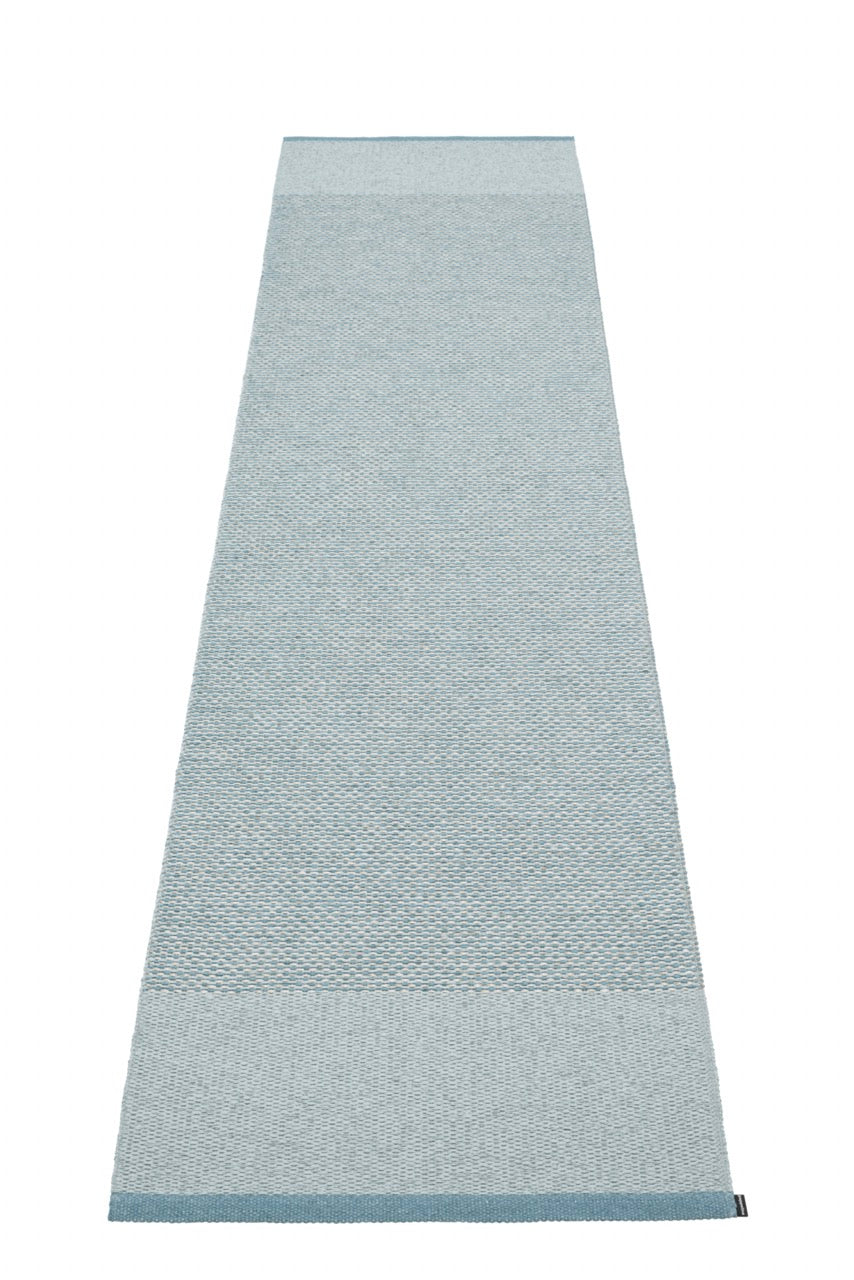 Pappelina-Teppich-Edit-Blue Fog Stone Metallic Dove Blue